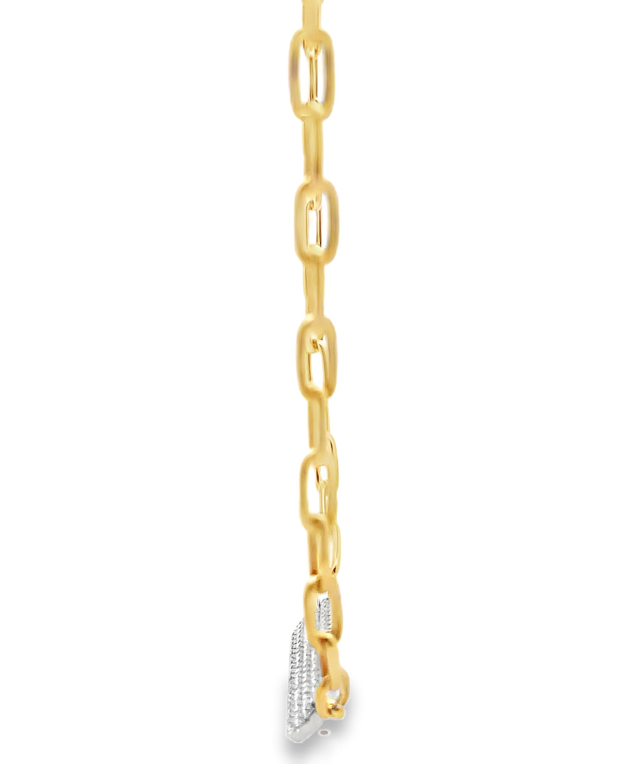 Collana a catena con mini graffette in oro giallo 14K e ciondolo a barretta con diamanti per un totale di 1,15 carati.  

- La collana è lunga 18 pollici ed è completamente regolabile lungo la catena a graffetta.
- La collana si chiude con un