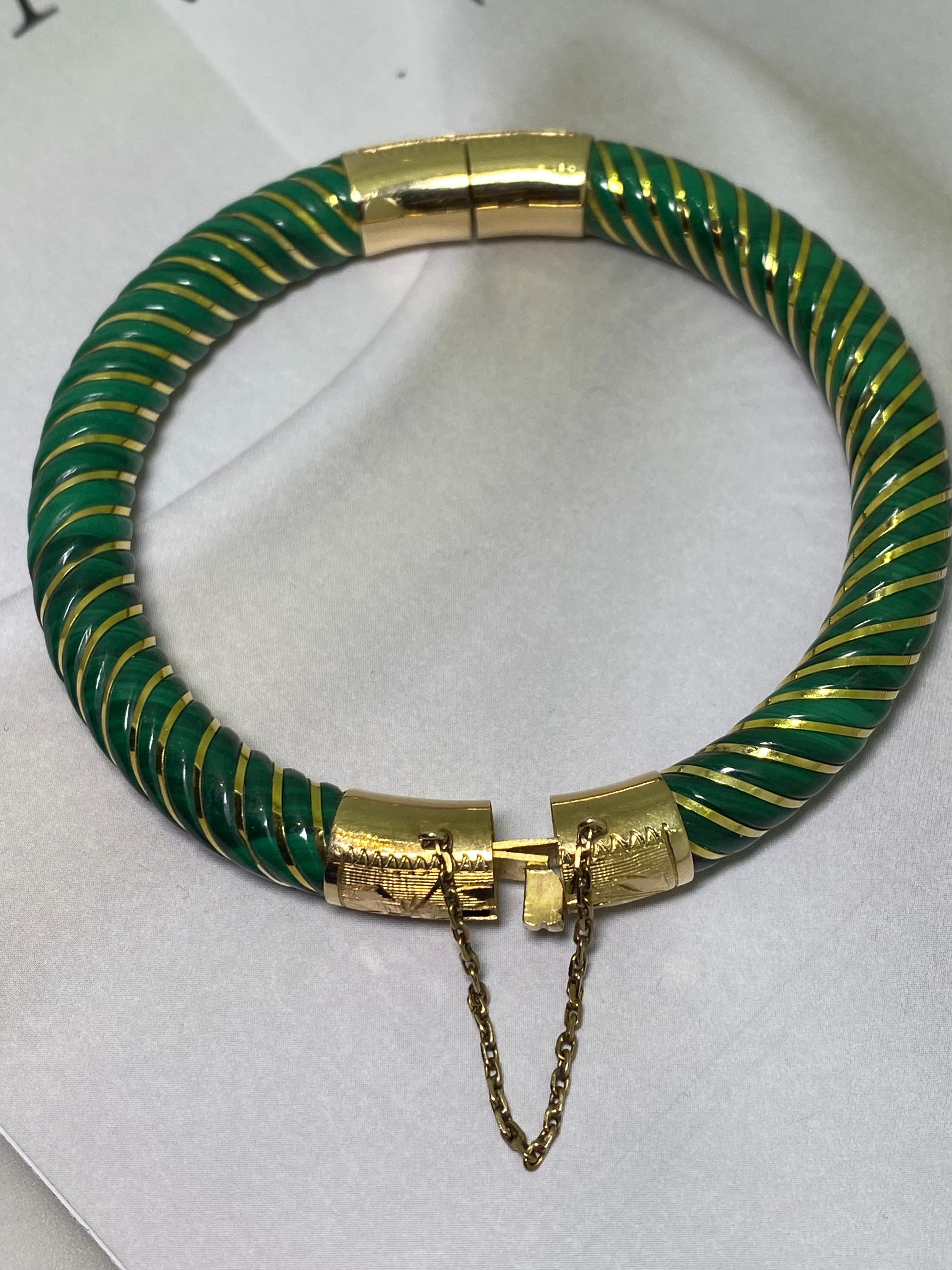 14k Yellow Gold & Royal Green Malachite Retro C1950s European Hinged Bangle In Excellent Condition For Sale In MELBOURNE, AU