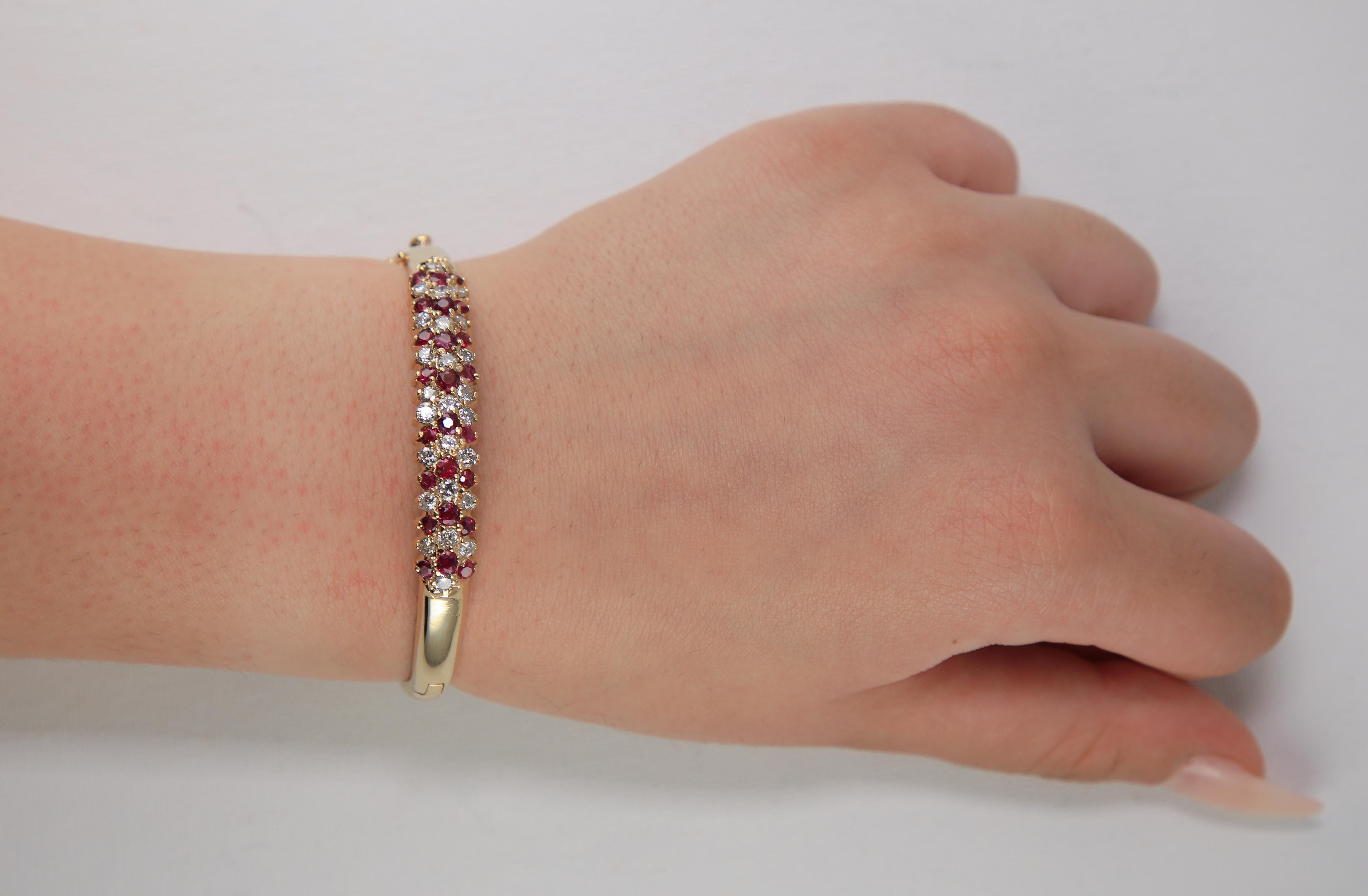 Bracelet en or jaune 14k avec rubis et diamants

Bracelet en or jaune massif 14k. Cette magnifique pièce ressemble à un motif alternant rubis et diamants. Les pierres sont toutes serties à la main sur le devant, des rubis naturels de 1,50 carat et