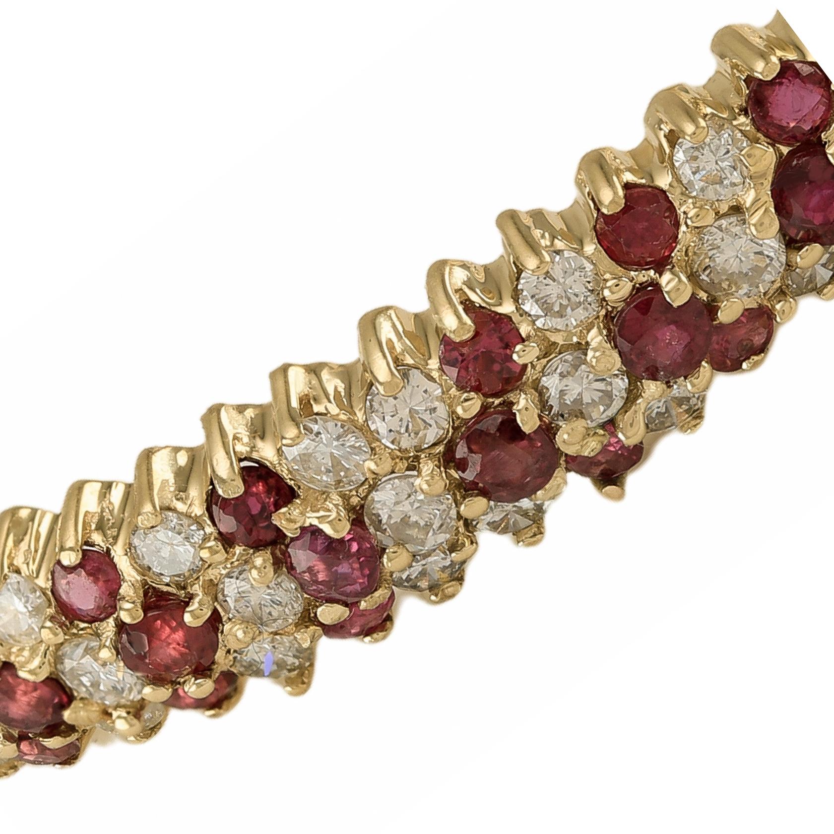 Taille ronde Bracelet jonc en or jaune 14 carats avec rubis et diamants en vente