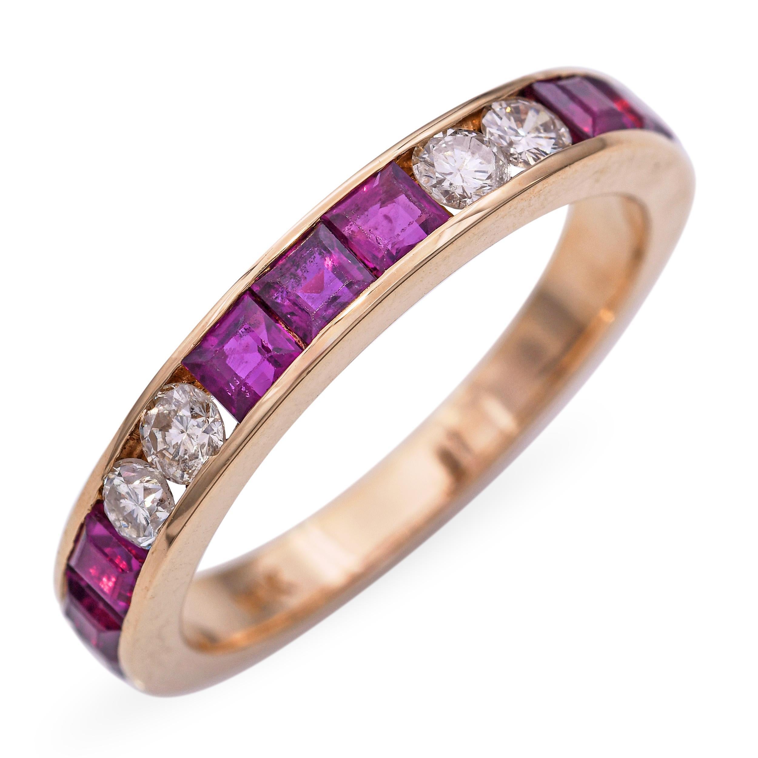 Bague Elegante présentant un mélange harmonieux de pierres précieuses vibrantes. Réalisée dans une monture en or chaud, cette pièce présente une alternance de rubis de taille carrée et de diamants ronds de taille brillante. Les rubis sont d'un rouge