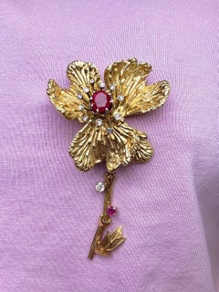 Spilla a forma di fiore in oro giallo 14K con rubino e diamanti