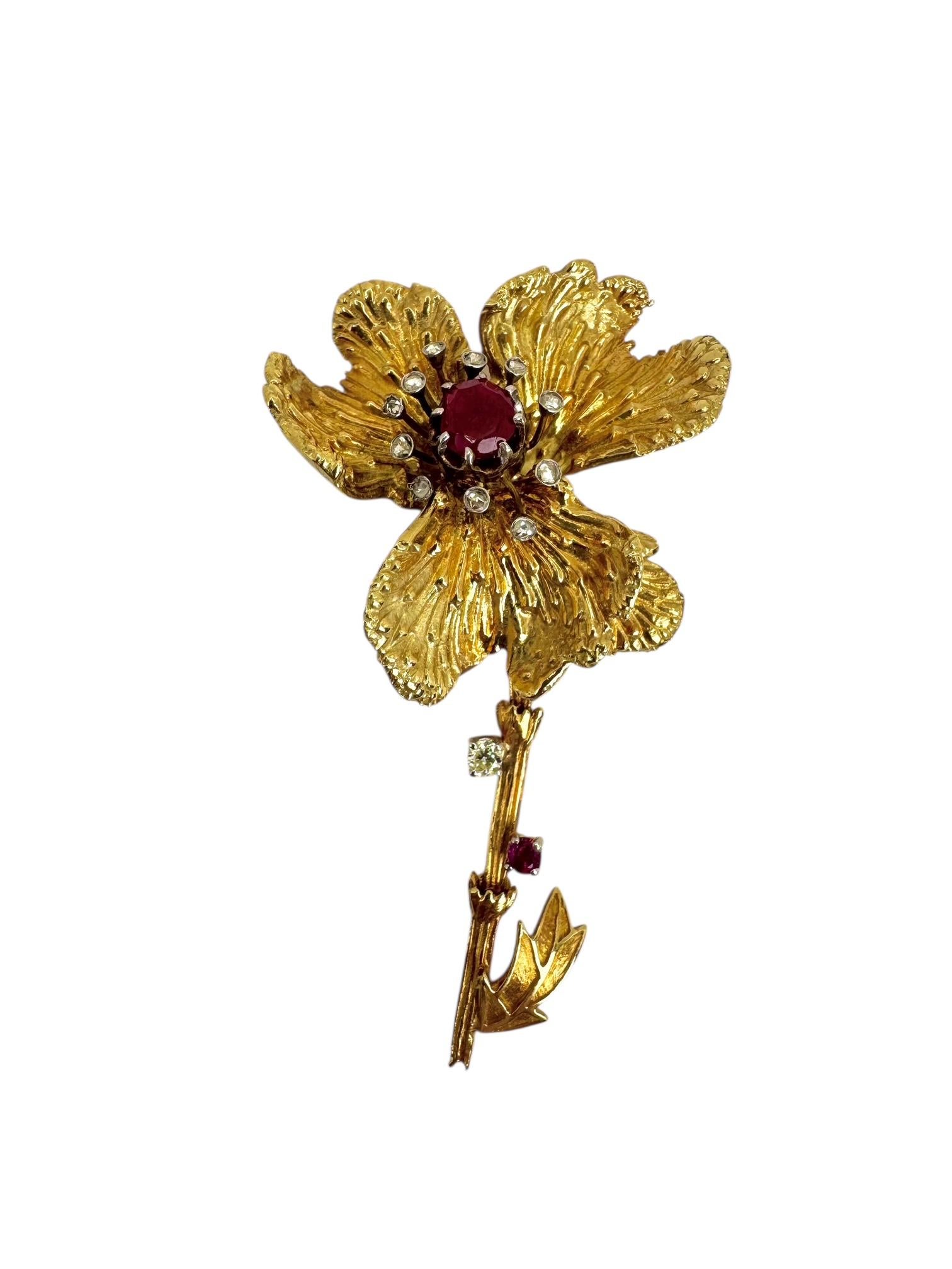 Taille brillant Broche fleur en or jaune 14 carats, rubis et diamants en vente