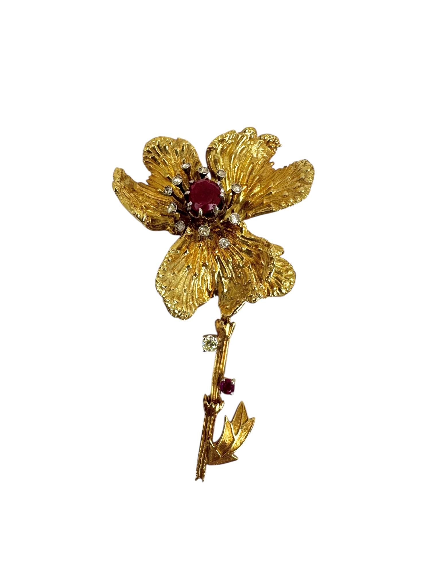 Broche fleur en or jaune 14 carats, rubis et diamants Excellent état - En vente à Great Neck Plaza, NY