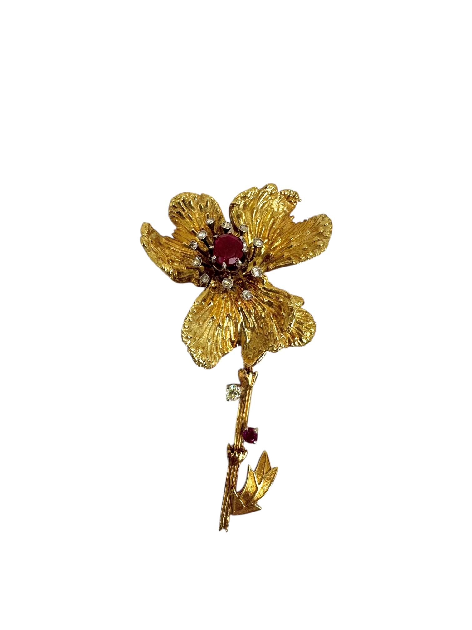 Broche fleur en or jaune 14 carats, rubis et diamants Unisexe en vente