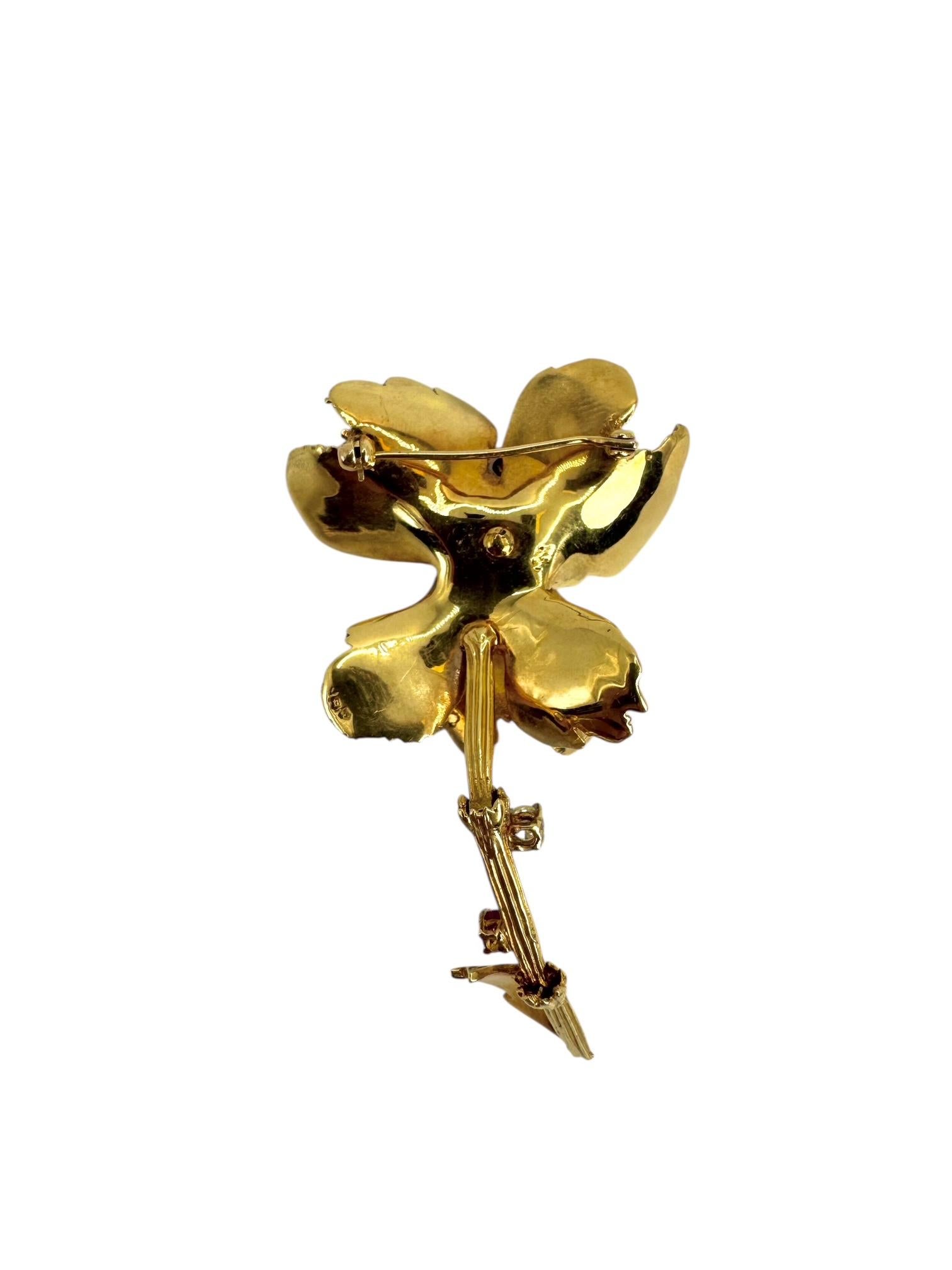 Broche fleur en or jaune 14 carats, rubis et diamants en vente 1