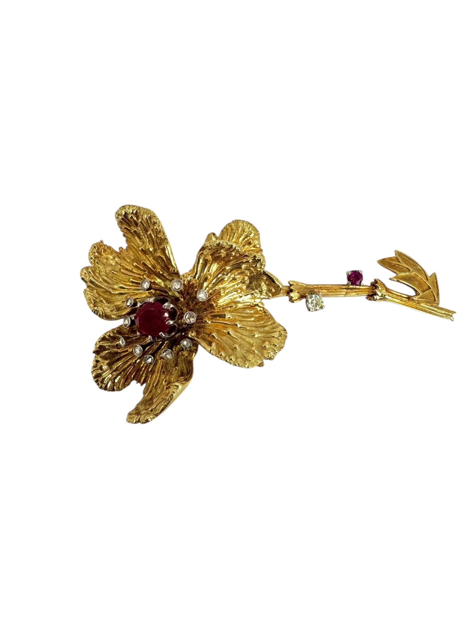 Broche fleur en or jaune 14 carats, rubis et diamants en vente 2
