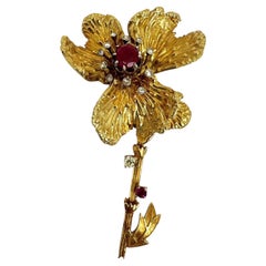 Spilla a forma di fiore in oro giallo 14K con rubino e diamanti