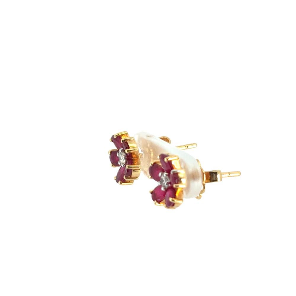 Orecchini con fiori di rubino e diamanti in oro giallo 14k in vendita 9