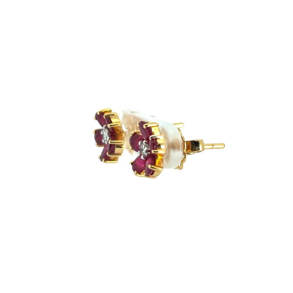 Orecchini con fiori di rubino e diamanti in oro giallo 14k in vendita 10