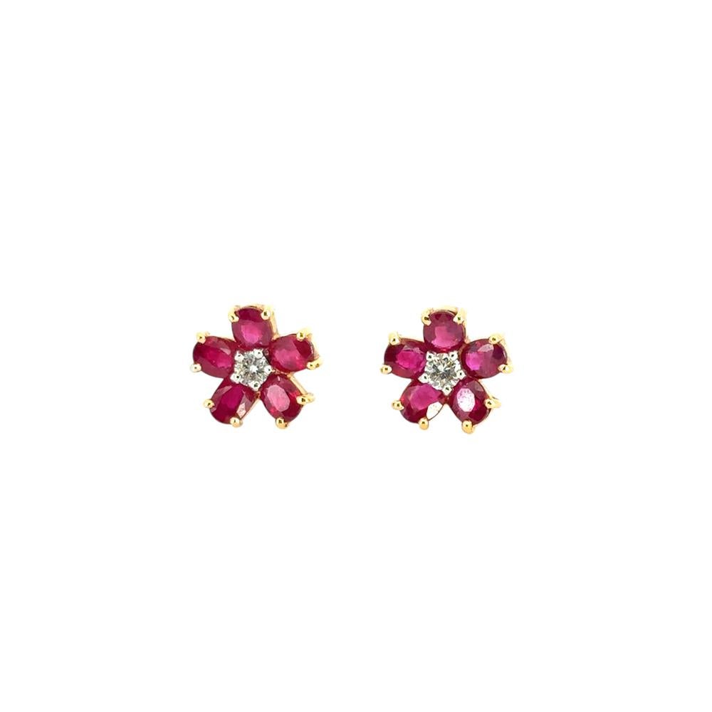 Moderno Orecchini con fiori di rubino e diamanti in oro giallo 14k in vendita
