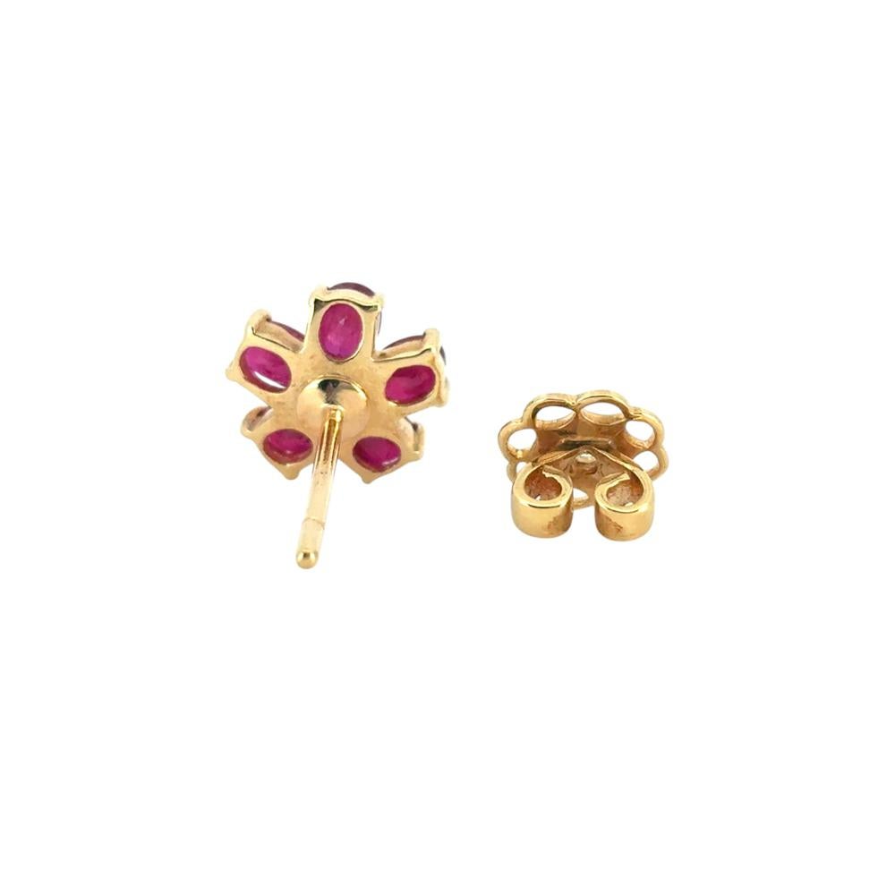Orecchini con fiori di rubino e diamanti in oro giallo 14k In condizioni ottime in vendita a Boca Raton, FL