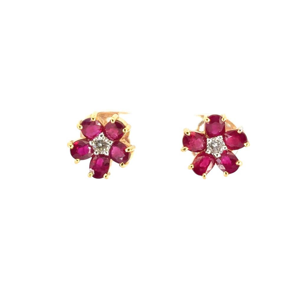 Donna Orecchini con fiori di rubino e diamanti in oro giallo 14k in vendita