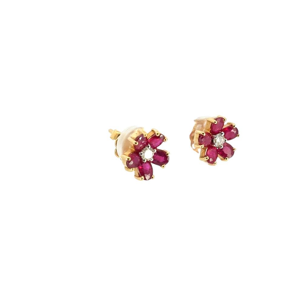 Orecchini con fiori di rubino e diamanti in oro giallo 14k in vendita 2