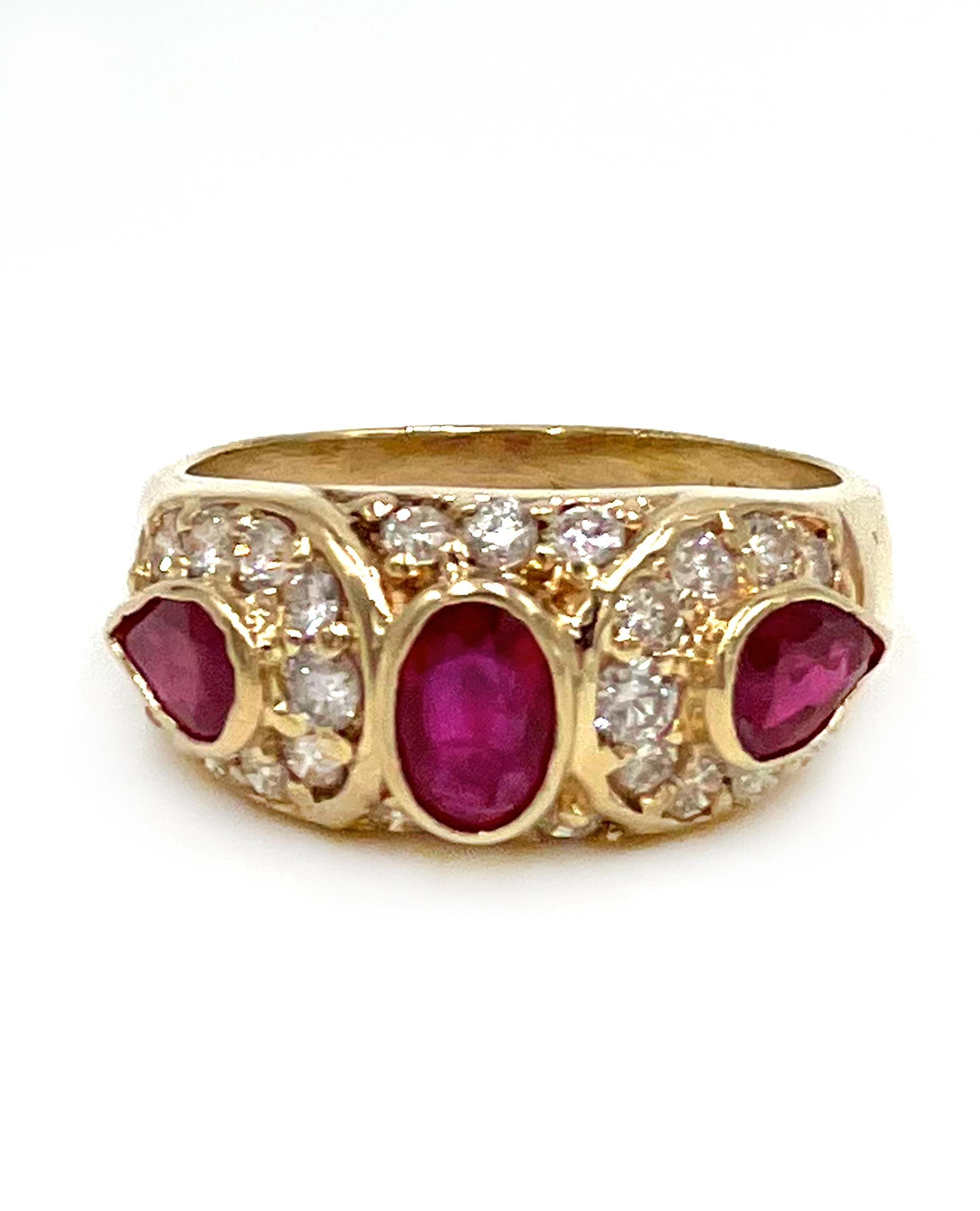Eleganter Ring aus 14-karätigem Gelbgold für die rechte Hand mit 24 runden Diamanten im Brillantschliff mit einem Gesamtgewicht von 0,50 Karat in Pflasterfassung.  Der Ring besteht aus zwei birnenförmigen Rubinen und einem ovalen Rubin in der Mitte.