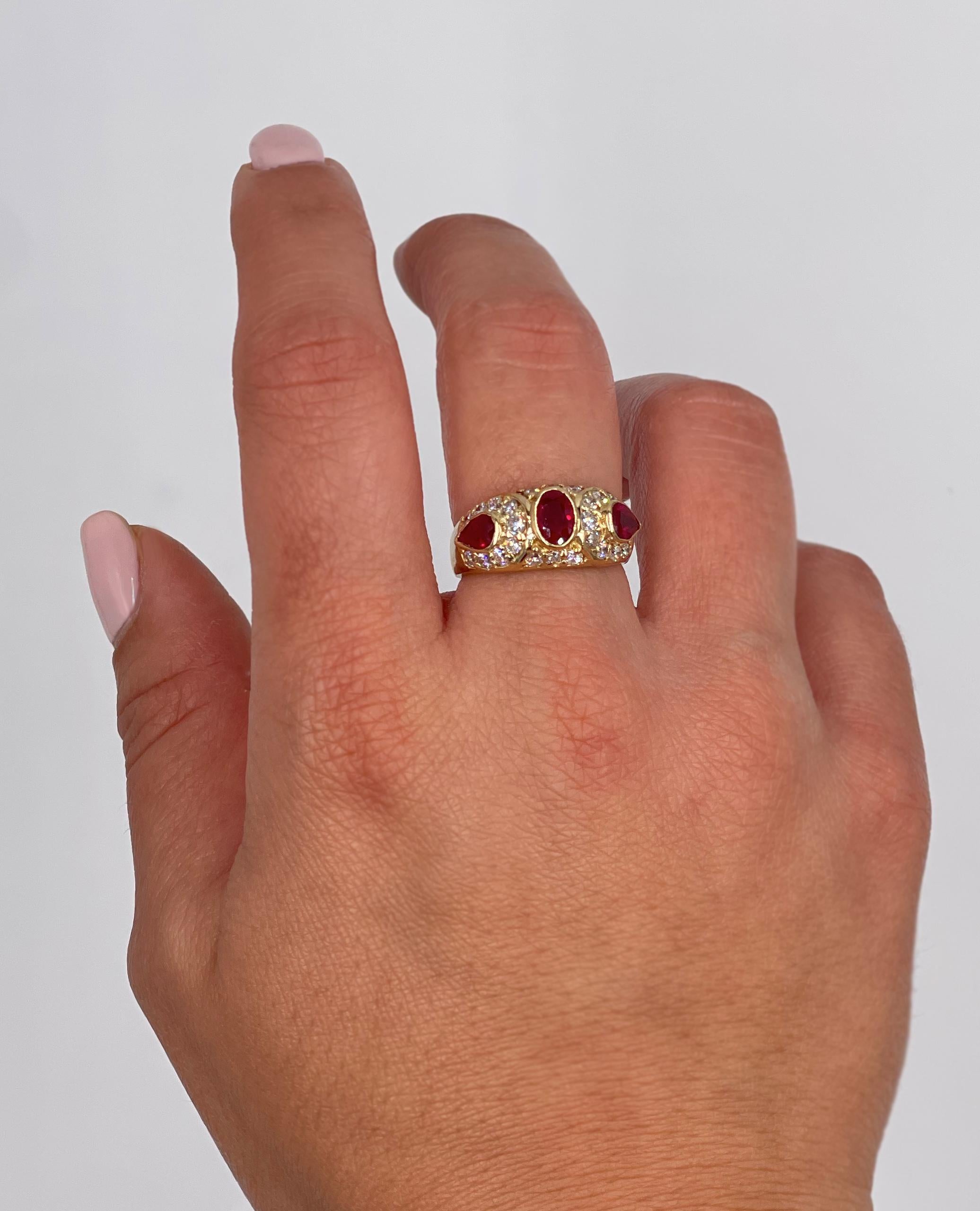 rechter Ring aus 14 Karat Gelbgold mit Rubin und Diamant (Ovalschliff) im Angebot
