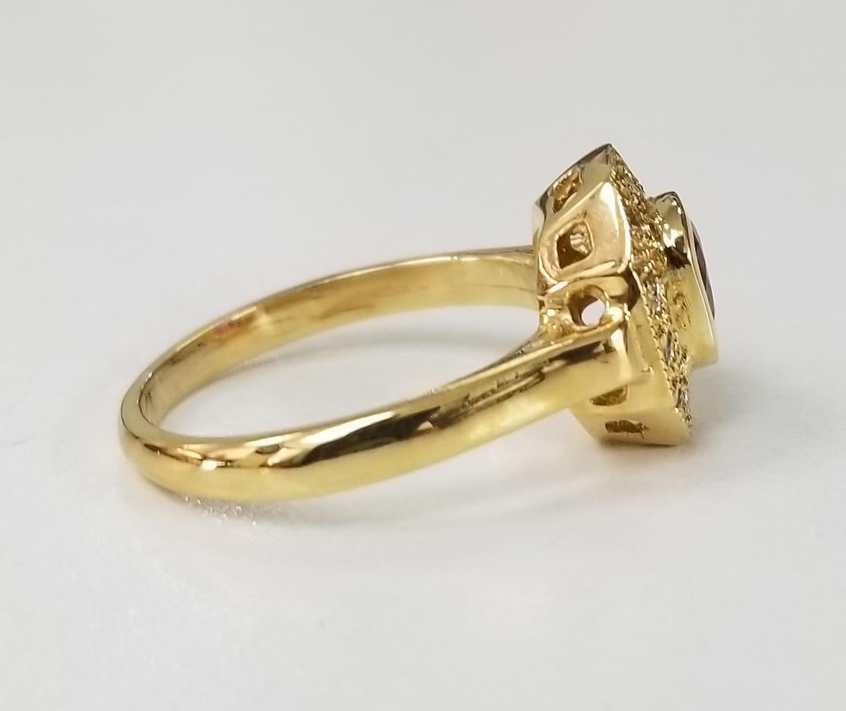Taille ovale Bague en or jaune 14 carats, rubis et diamants dans une bague de style Art déco en vente