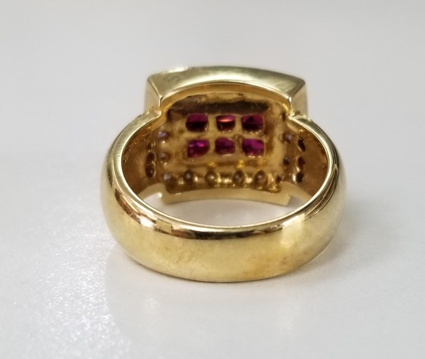 Taille princesse Bague en or jaune 14 carats, rubis et diamants, taille princesse, sertie invisible en vente
