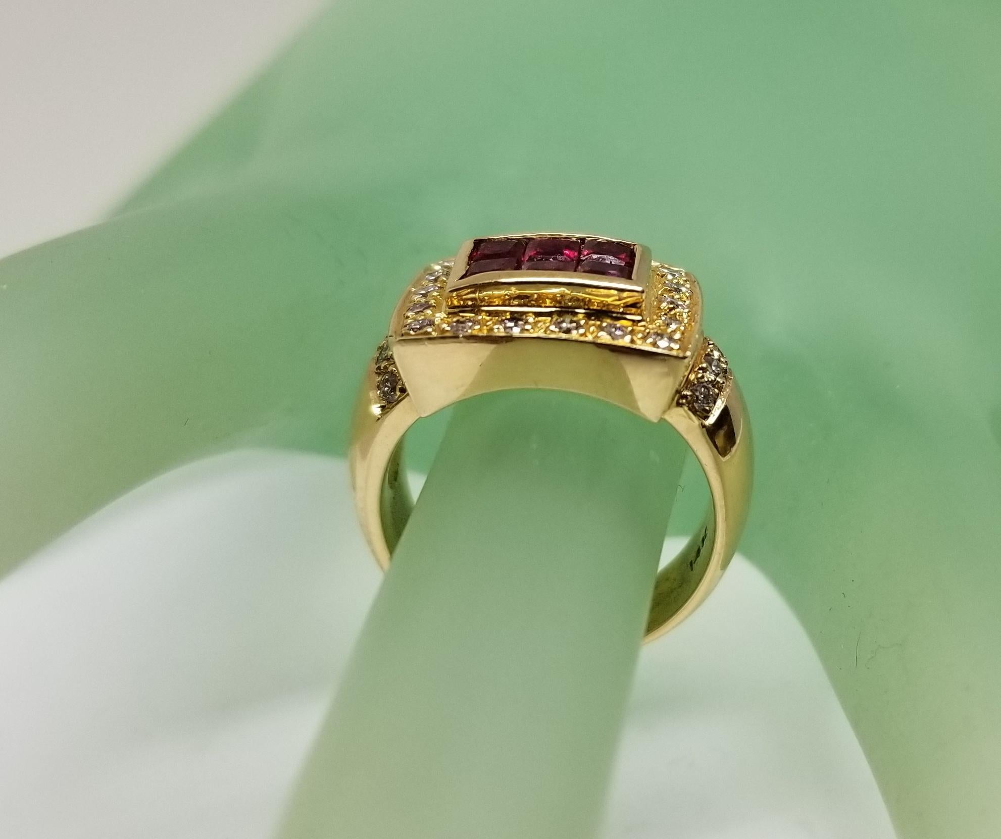Bague en or jaune 14 carats, rubis et diamants, taille princesse, sertie invisible en vente 1