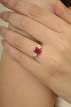 Anello a tre pietre con rubino e diamante in oro giallo 14K con rubino taglio smeraldo da 1,48 carati