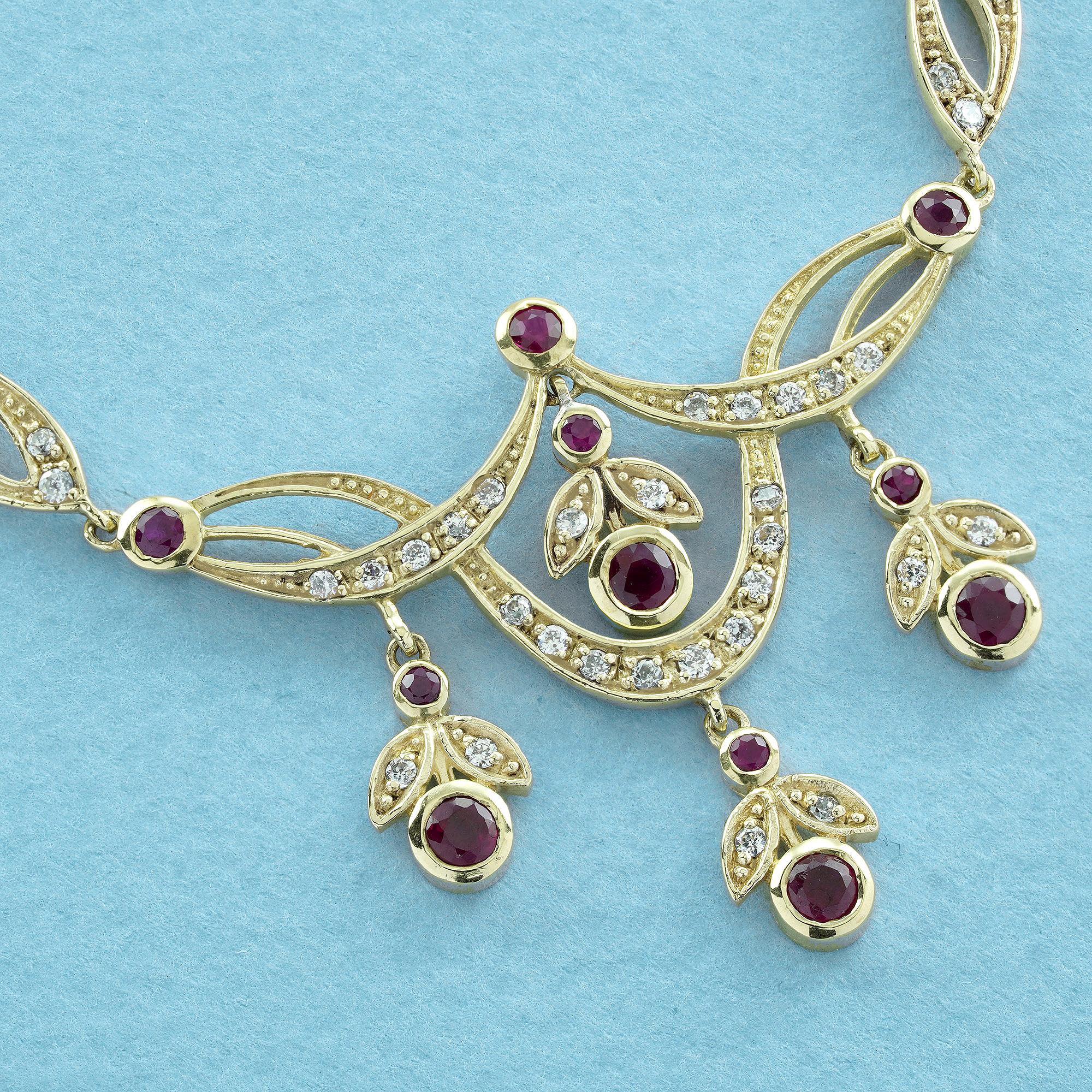 Taglio rotondo Collana floreale in oro giallo 14K con rubini e diamanti in stile vittoriano in vendita