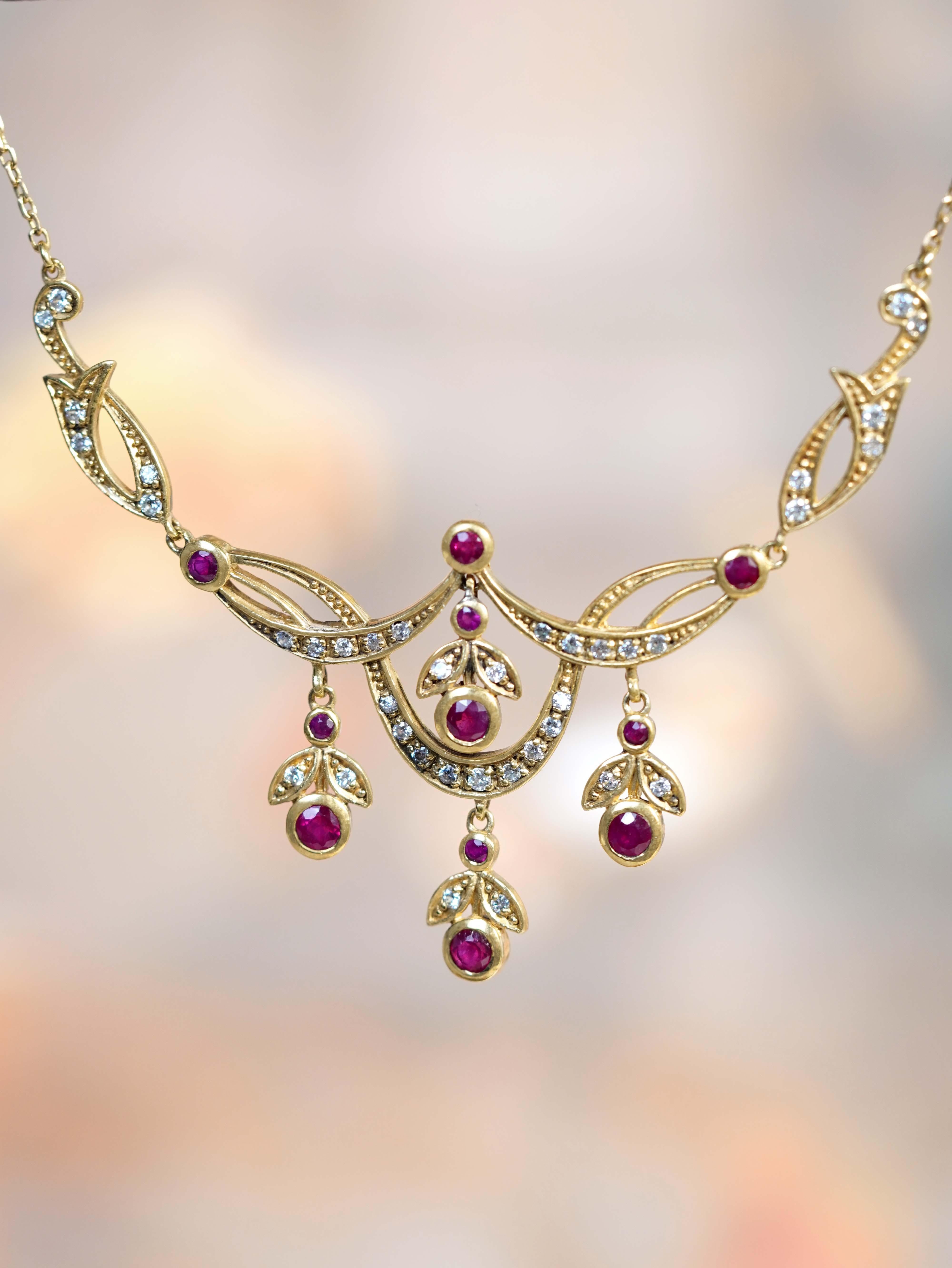 Collana floreale in oro giallo 14K con rubini e diamanti in stile vittoriano in vendita 2