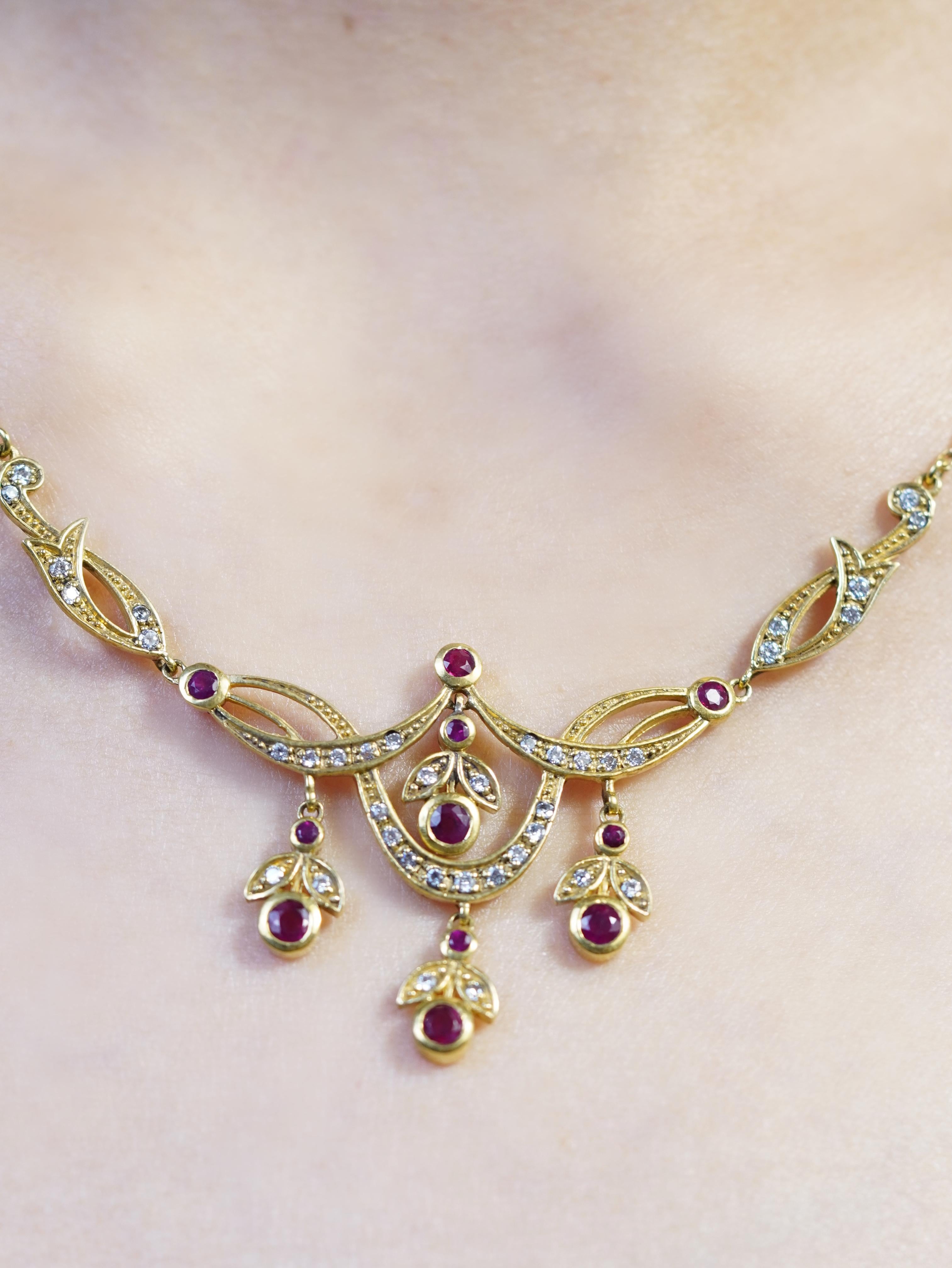 Collana floreale in oro giallo 14K con rubini e diamanti in stile vittoriano in vendita 3