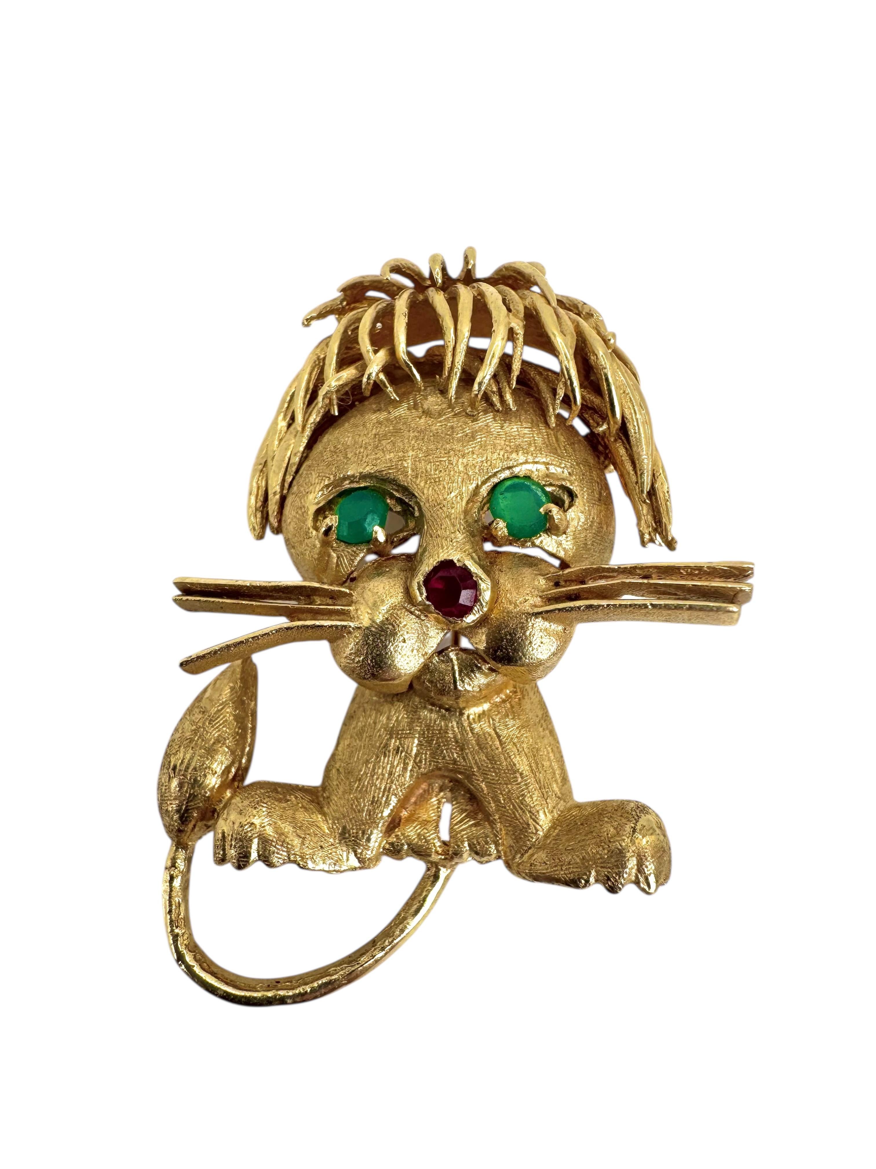 Broche de oro amarillo de 14 quilates con león de rubí y esmeralda Corte redondo en venta