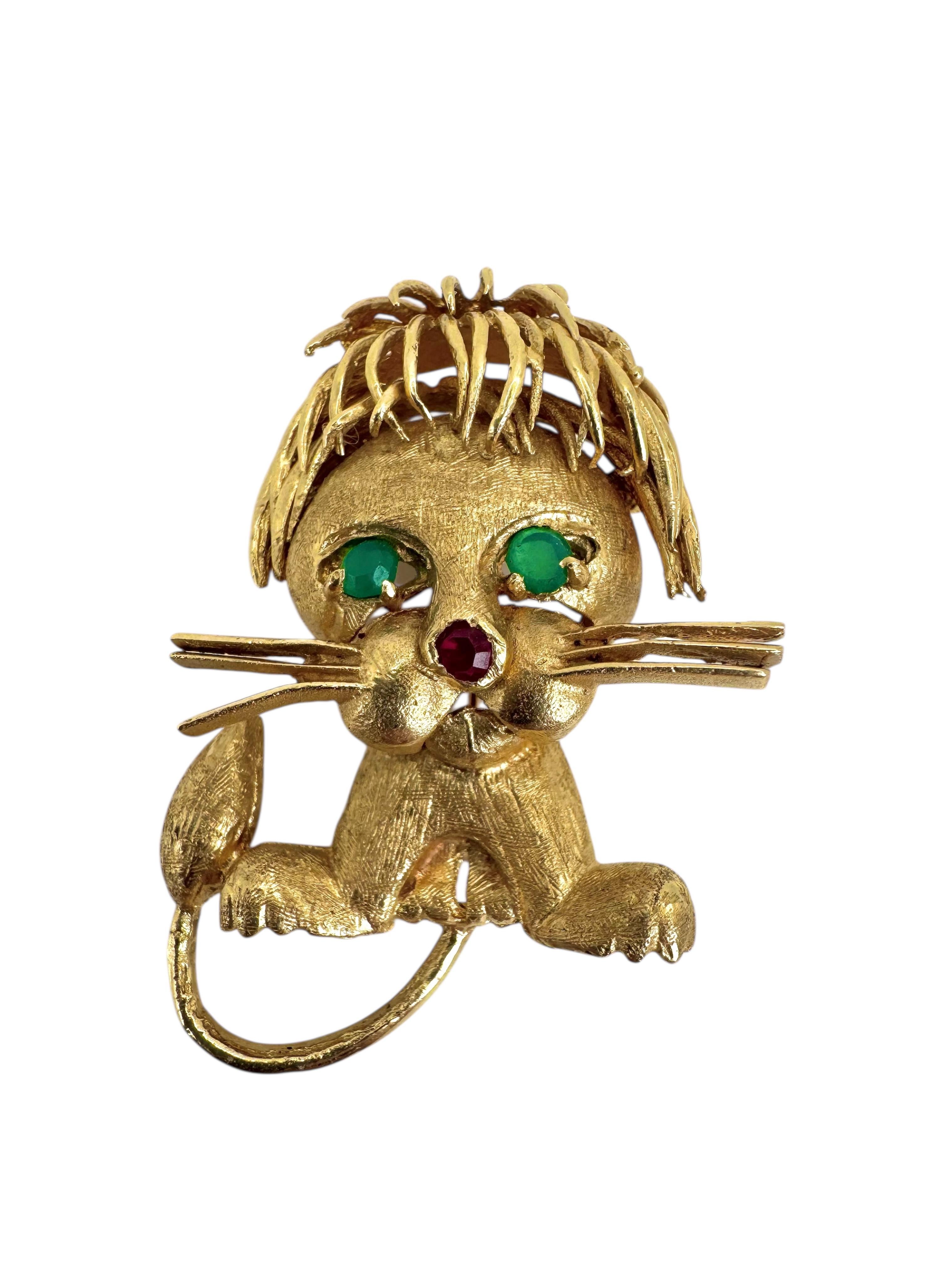 Femenino o masculino Broche de oro amarillo de 14 quilates con león de rubí y esmeralda en venta