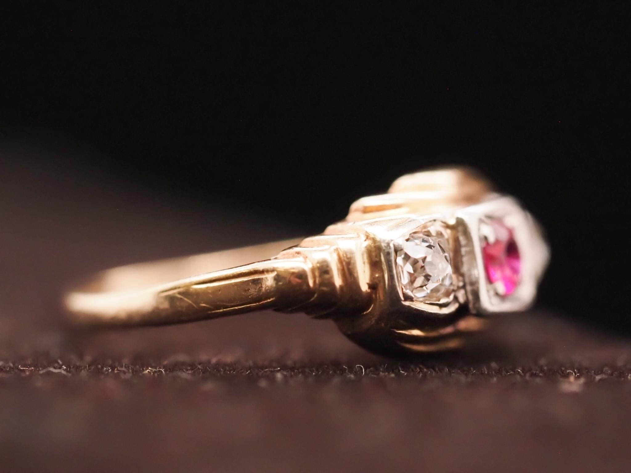14K Yellow Gold Ruby and Old Mine Cut Diamond 3 Stone Ring In Good Condition For Sale In Atlanta, GA