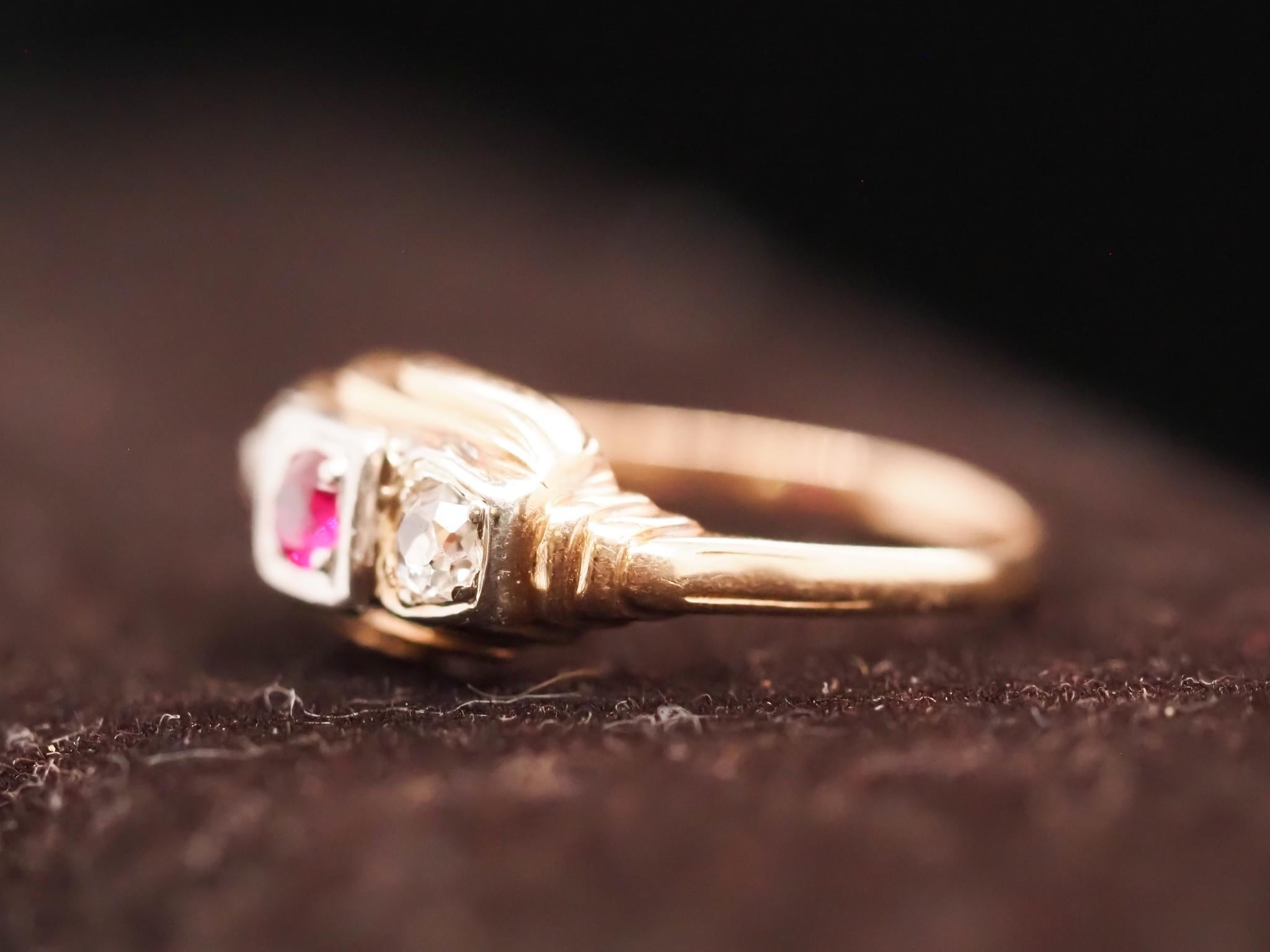 14K Yellow Gold Ruby and Old Mine Cut Diamond 3 Stone Ring For Sale 3