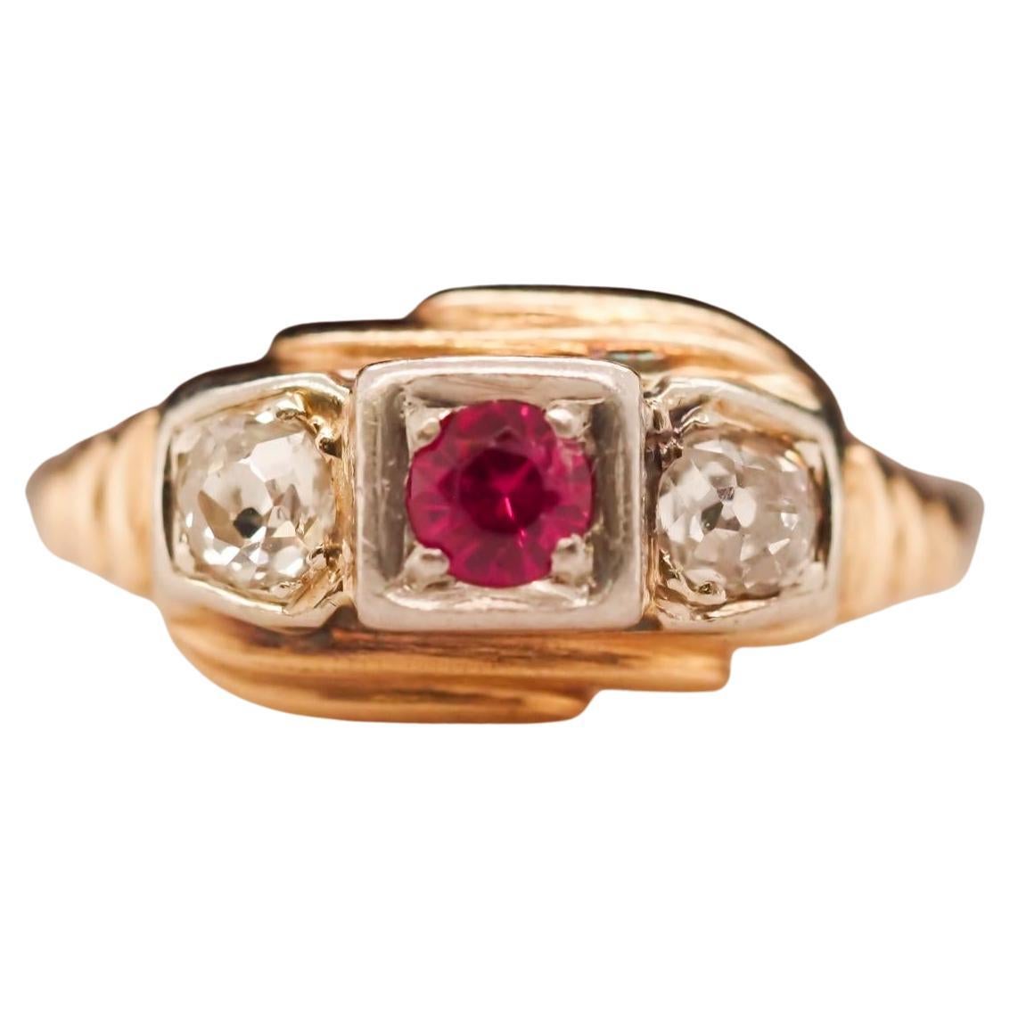 14K Yellow Gold Ruby and Old Mine Cut Diamond 3 Stone Ring For Sale