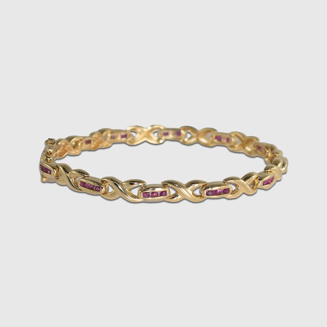 Damenarmband aus 14k Gelbgold und Rubin.
Gestempelt 14k und wiegt 15,1 Gramm.
Die natürlichen Rubine haben einen runden Brillantschliff, insgesamt 1.00 Karat.
Das Armband ist 7 1/4 Zoll lang und 5,5 mm breit.
Ausgezeichneter Zustand.