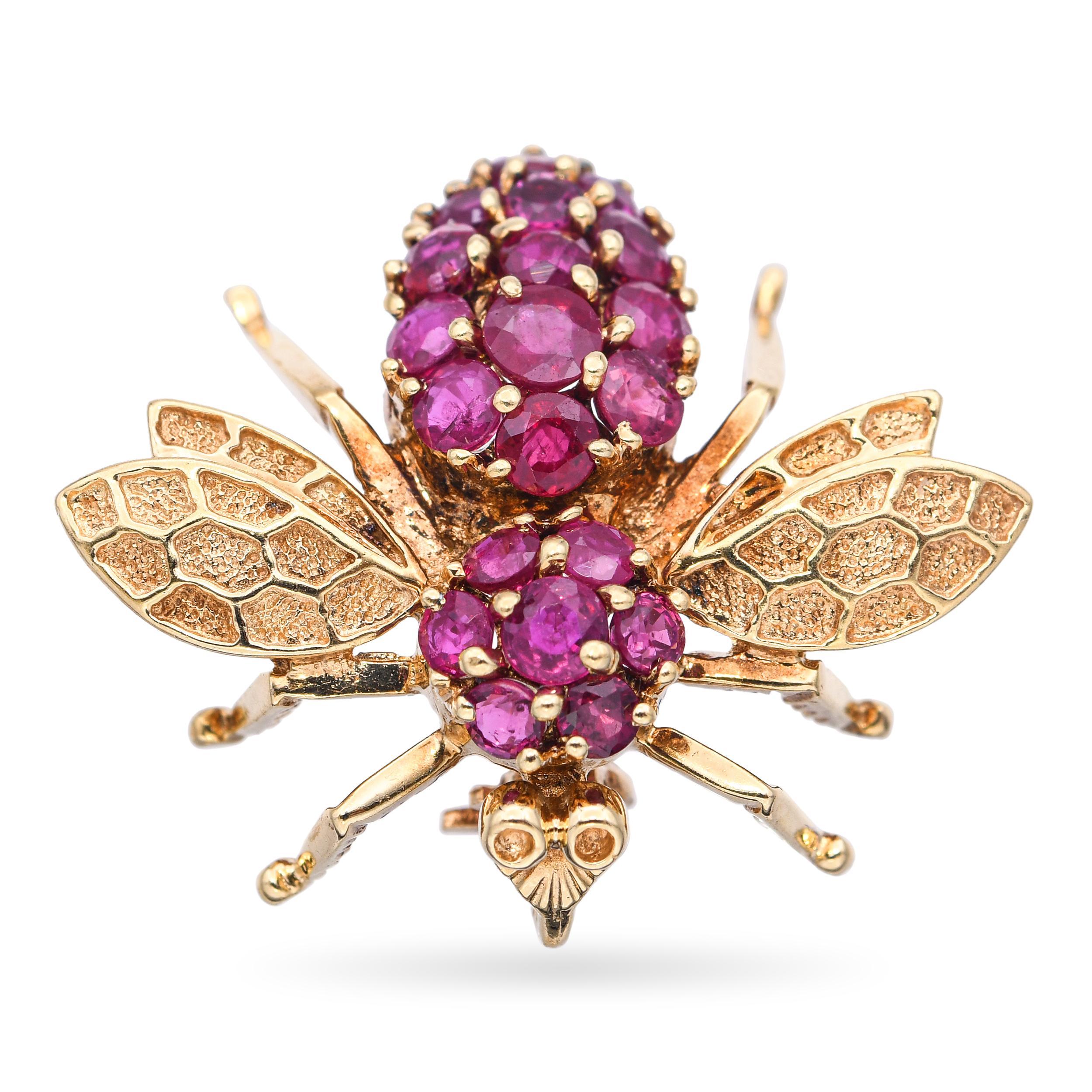 Diese charmante Hummel-Brosche ist aus 14-karätigem Gelbgold gefertigt und mit leuchtenden Rubin-Cabochons besetzt, die Kopf und Körper der Hummel bilden. Die filigranen Details fangen die zarten Flügel und die strukturierte Form der Biene ein und