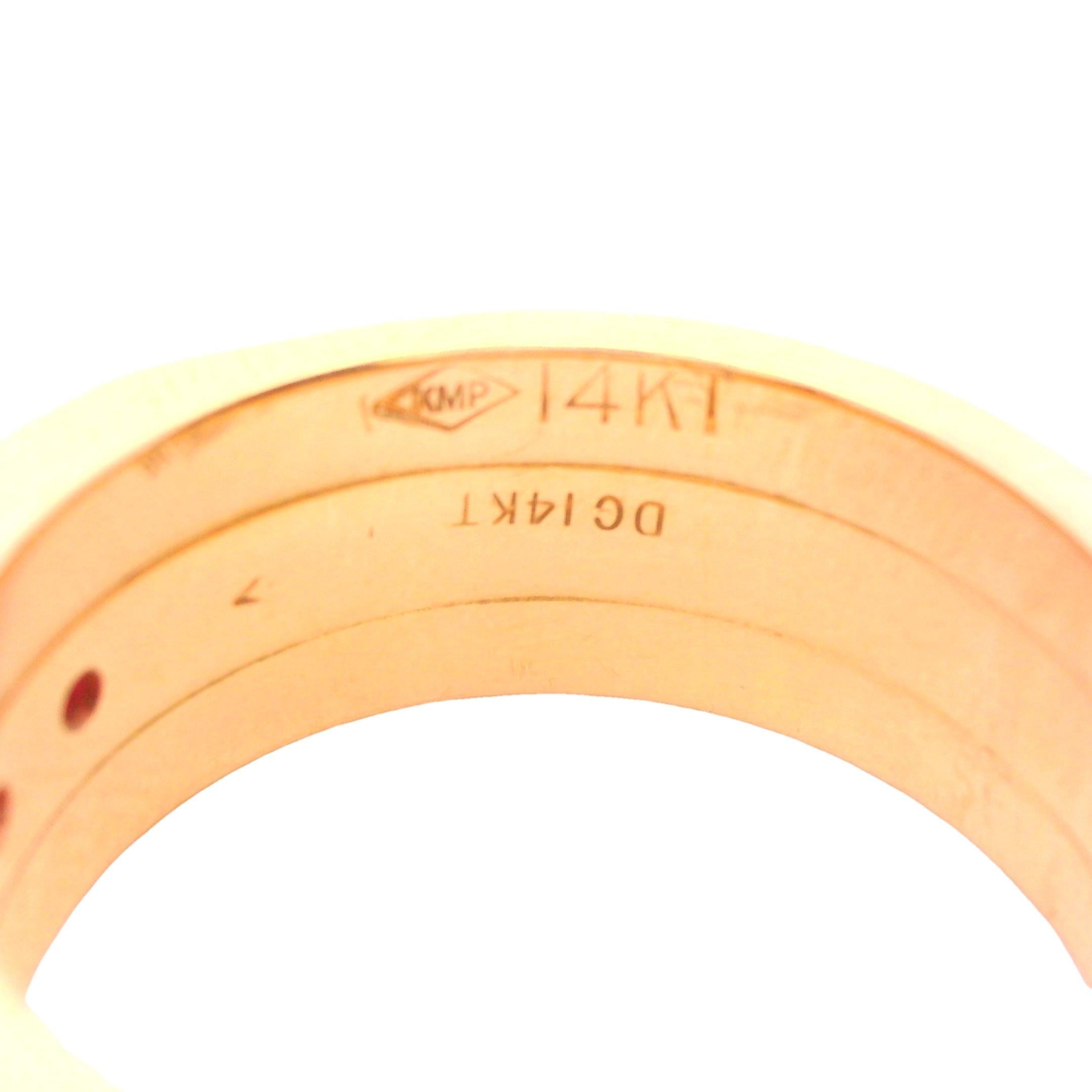 Anello a fascia con rubini e diamanti in oro giallo 14K in vendita 6
