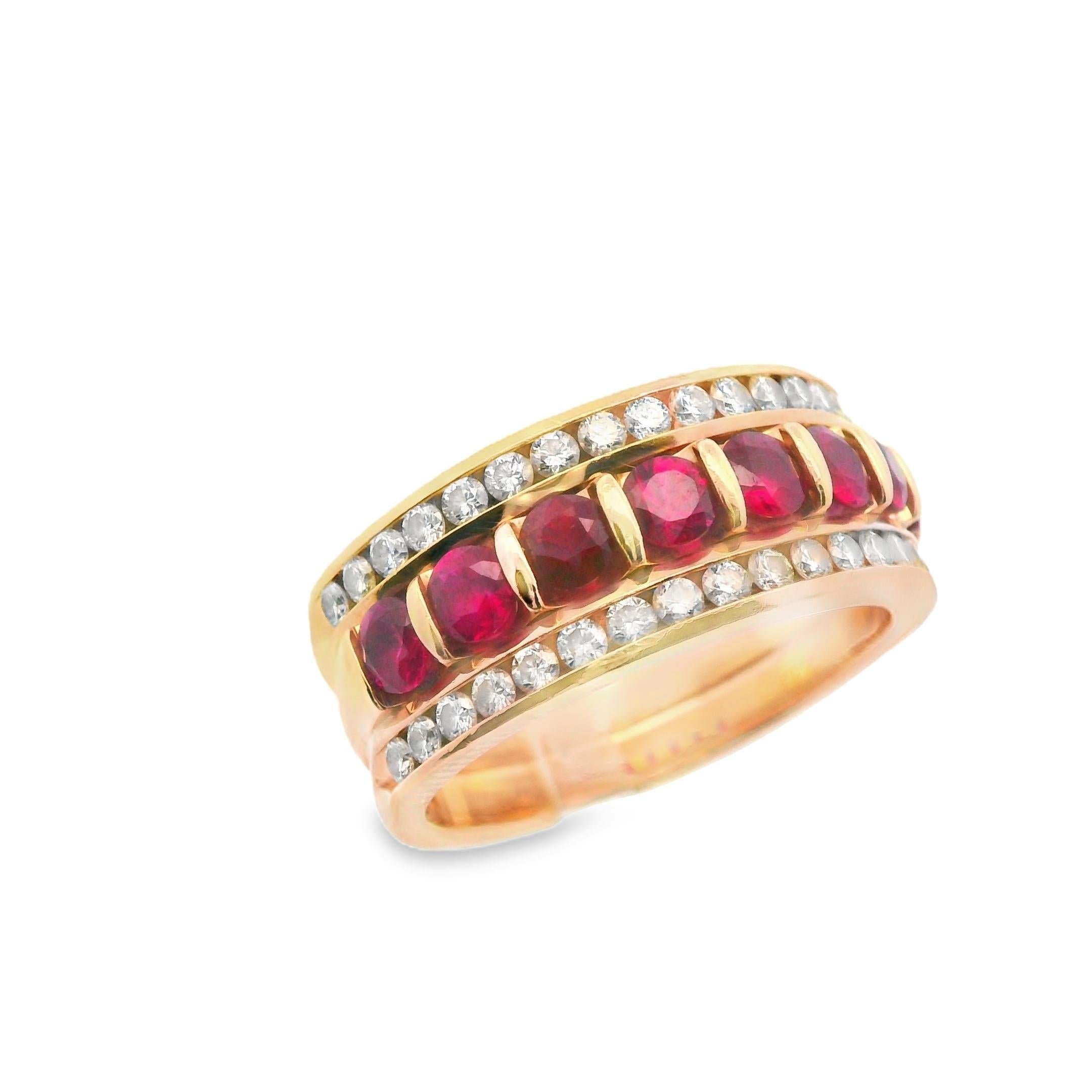 Questa incredibile fascia è realizzata in oro giallo 14k con rubini e diamanti naturali. L'anello è composto da 3 fasce totali, con lo strato centrale composto da splendidi rubini rossi rotondi, con una fila di diamanti che circonda i rubini su ogni