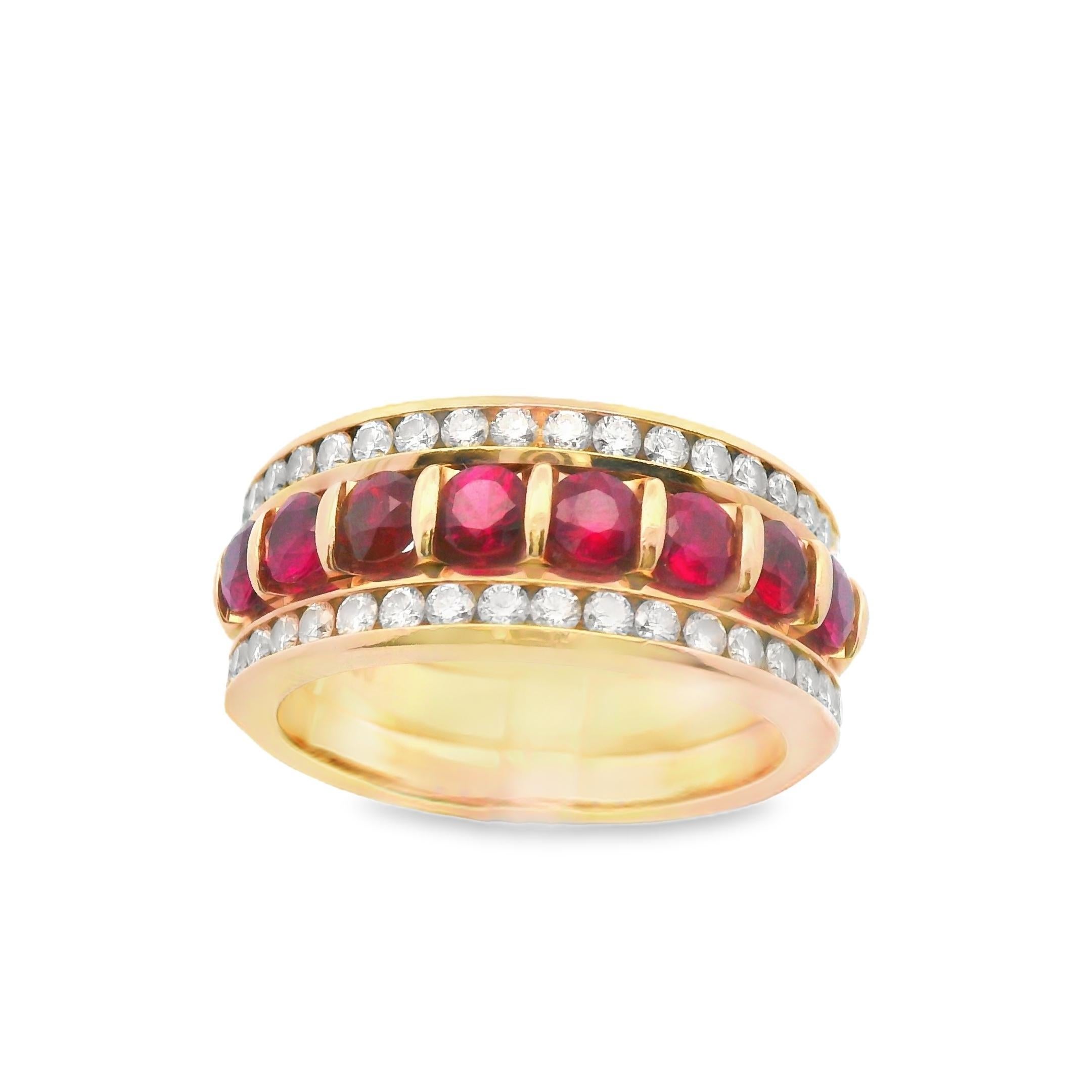 Anello a fascia con rubini e diamanti in oro giallo 14K in vendita 1
