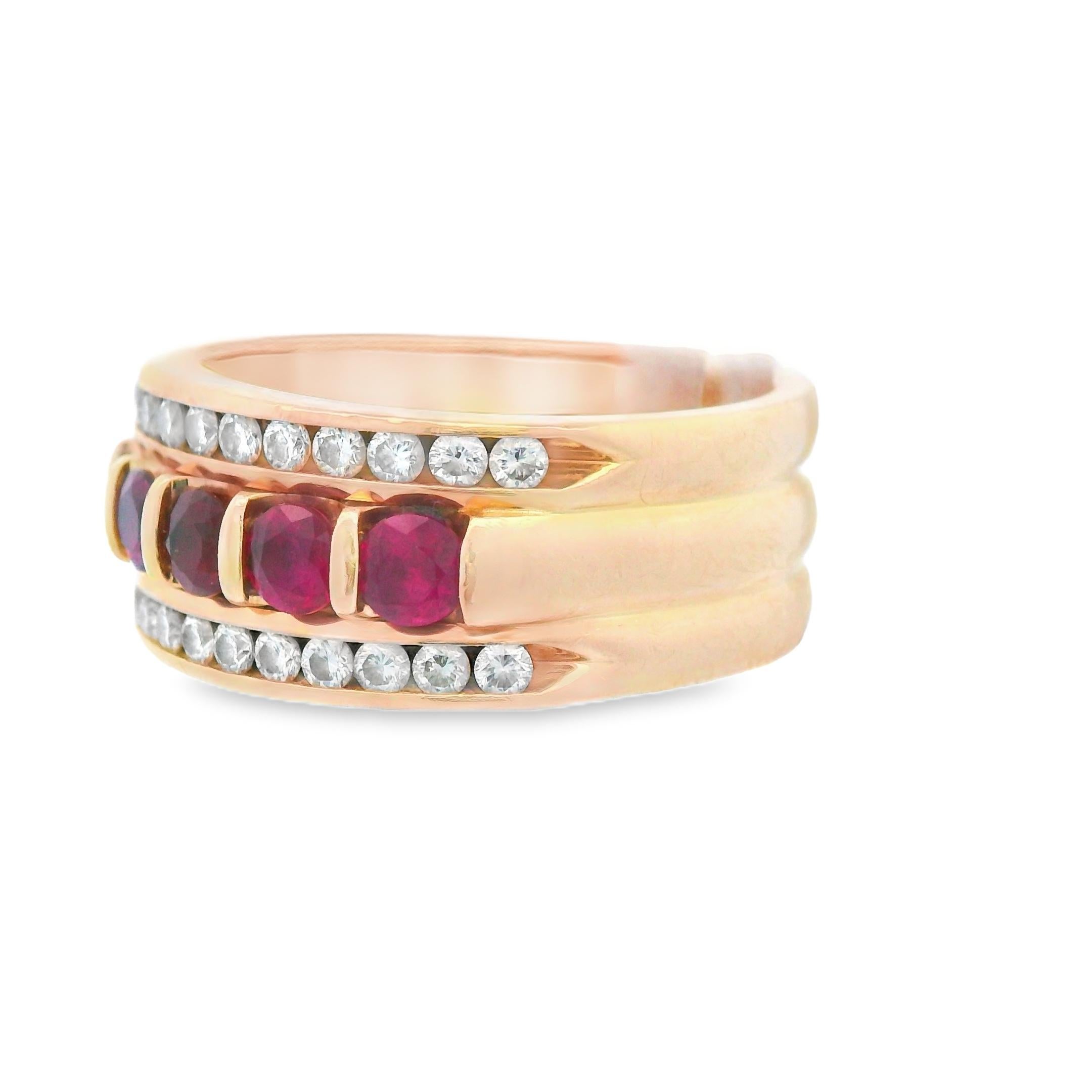 Anello a fascia con rubini e diamanti in oro giallo 14K in vendita 2