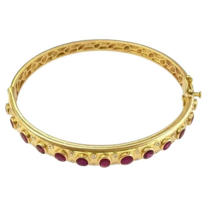 14K Yellow Gold Ruby & Diamond Bangle Bracelet 4.25 Carat Total Weight For Sale