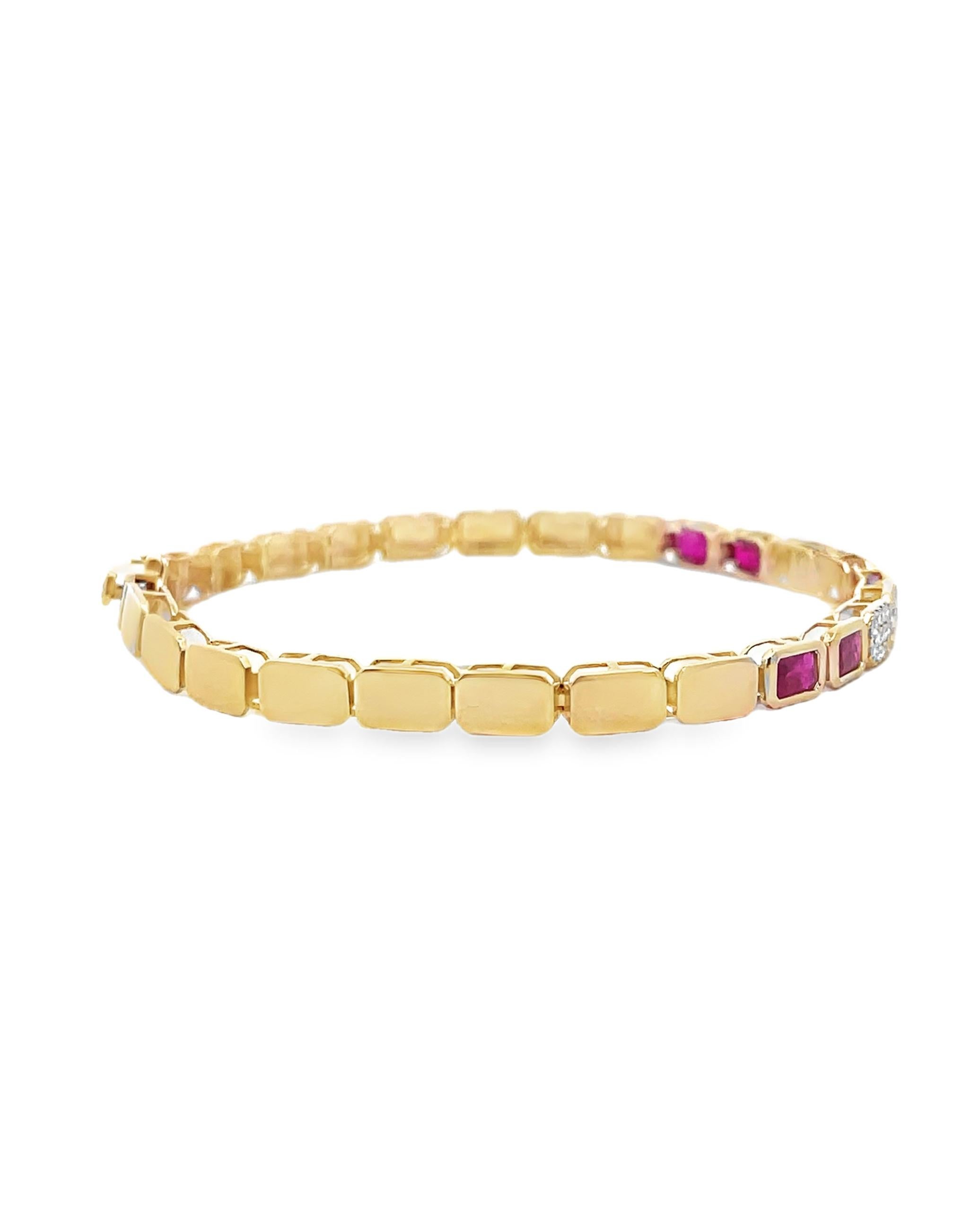 Bracelet en or jaune 14K avec des diamants ronds sertis pavement pesant 0,33 carat au total et cinq rubis de taille émeraude pesant 1,78 carat au total. 

- Bracelet de 7 pouces de long