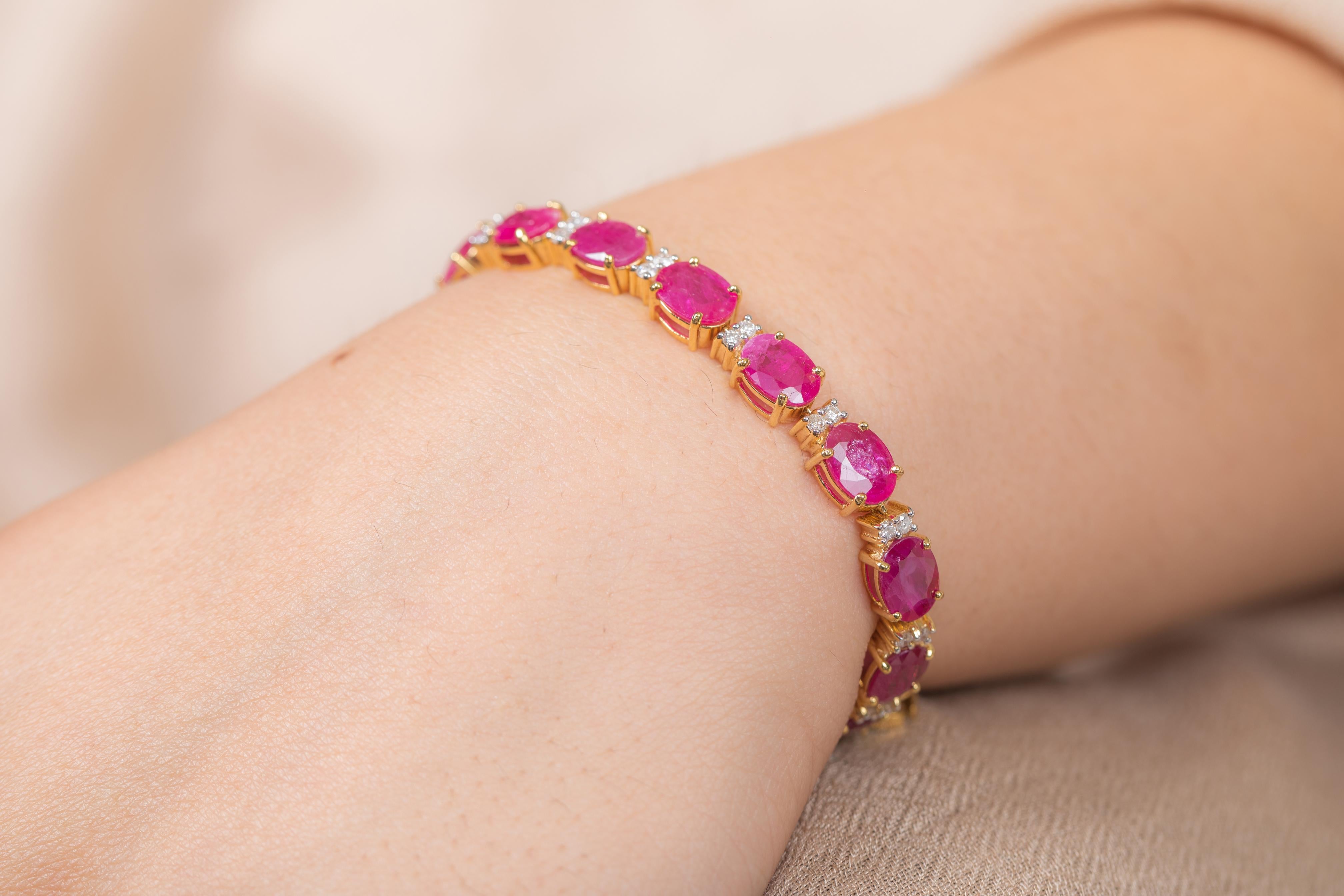 Taille ovale Bracelet en or jaune 14 carats avec rubis et diamants en vente