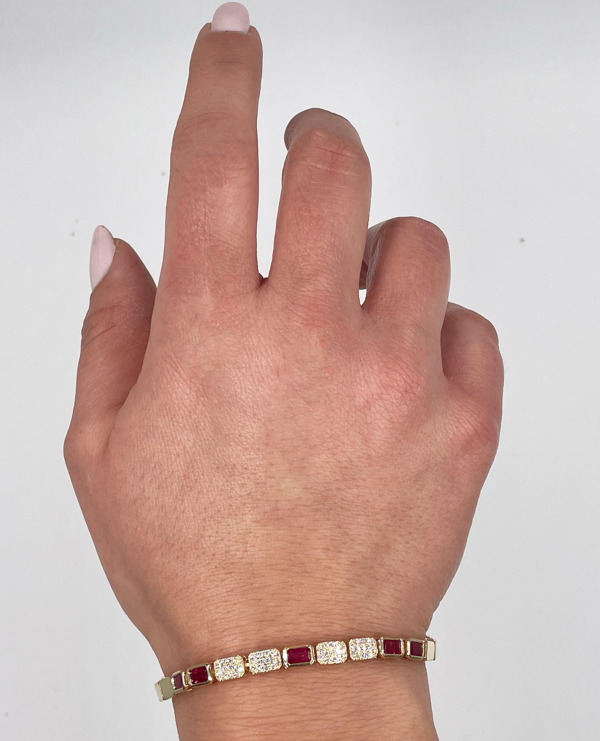Bracelet en or jaune 14 carats, rubis et diamants Pour femmes en vente