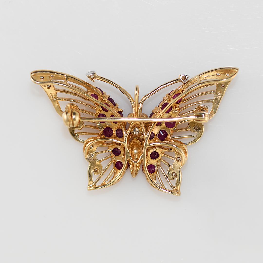 Taille ronde Broche papillon en or jaune 14K avec rubis et diamants, 5g en vente