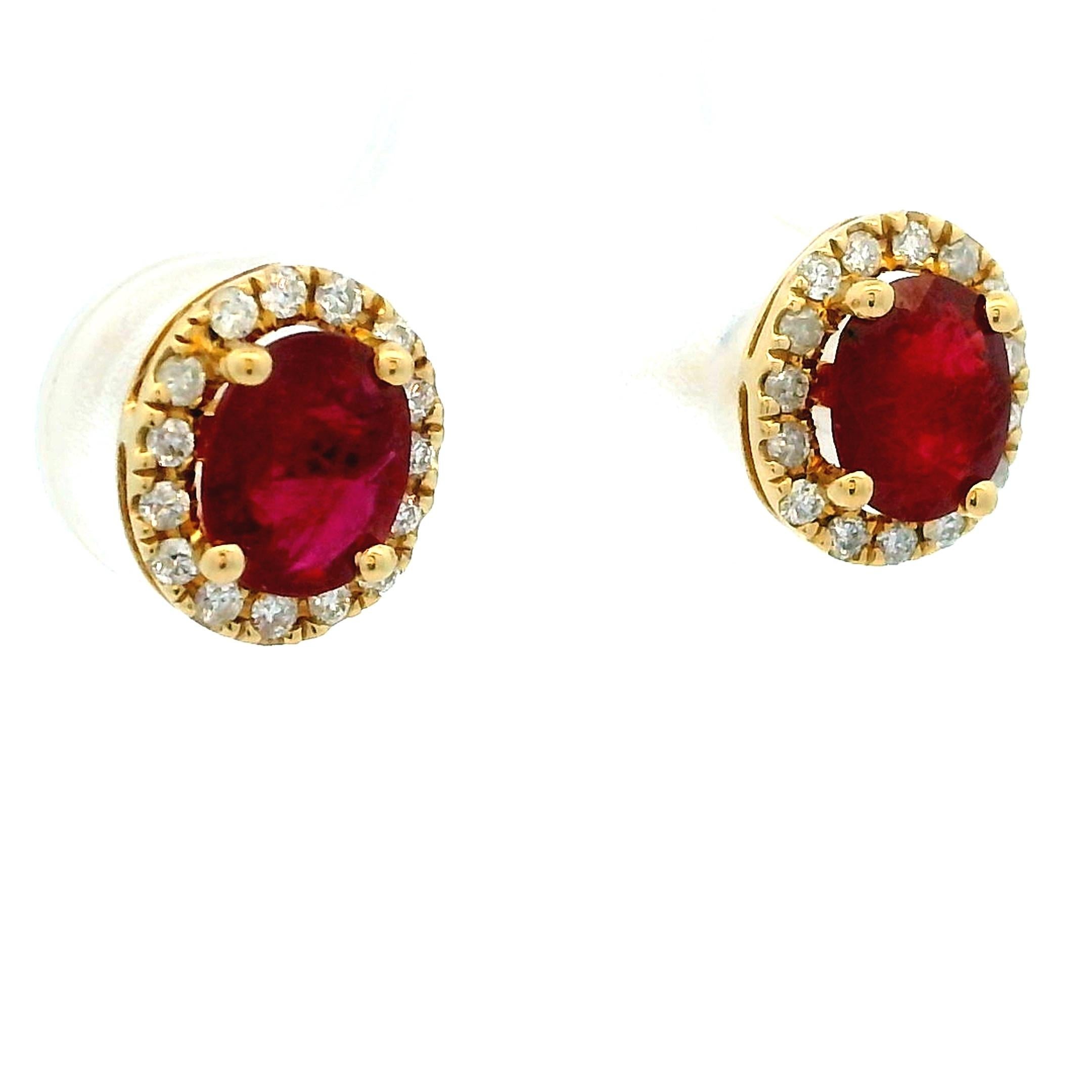 Contemporaneo 14K Yellow Gold Ruby & Diamond Halo Stud Earrings in vendita