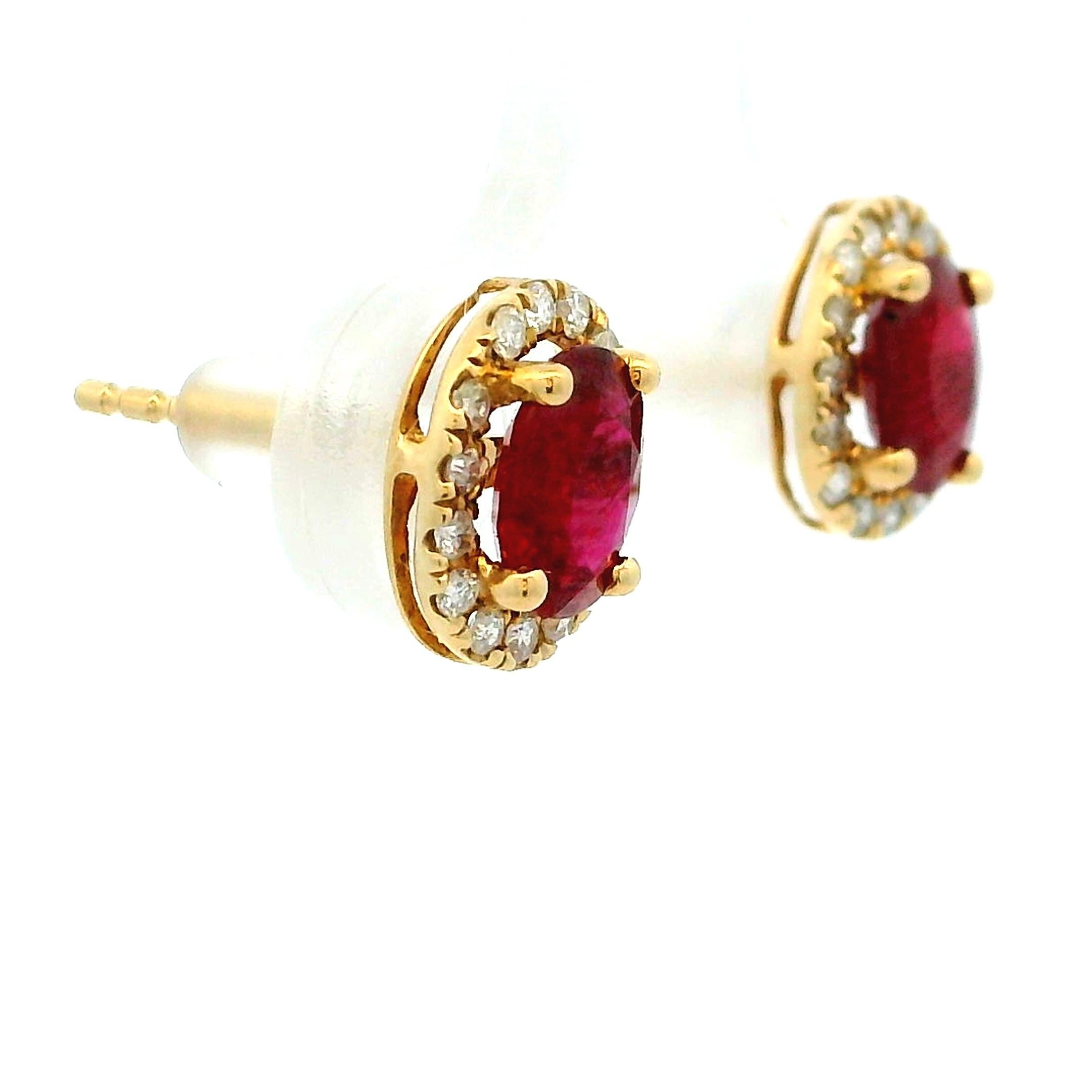 Taglio ovale 14K Yellow Gold Ruby & Diamond Halo Stud Earrings in vendita