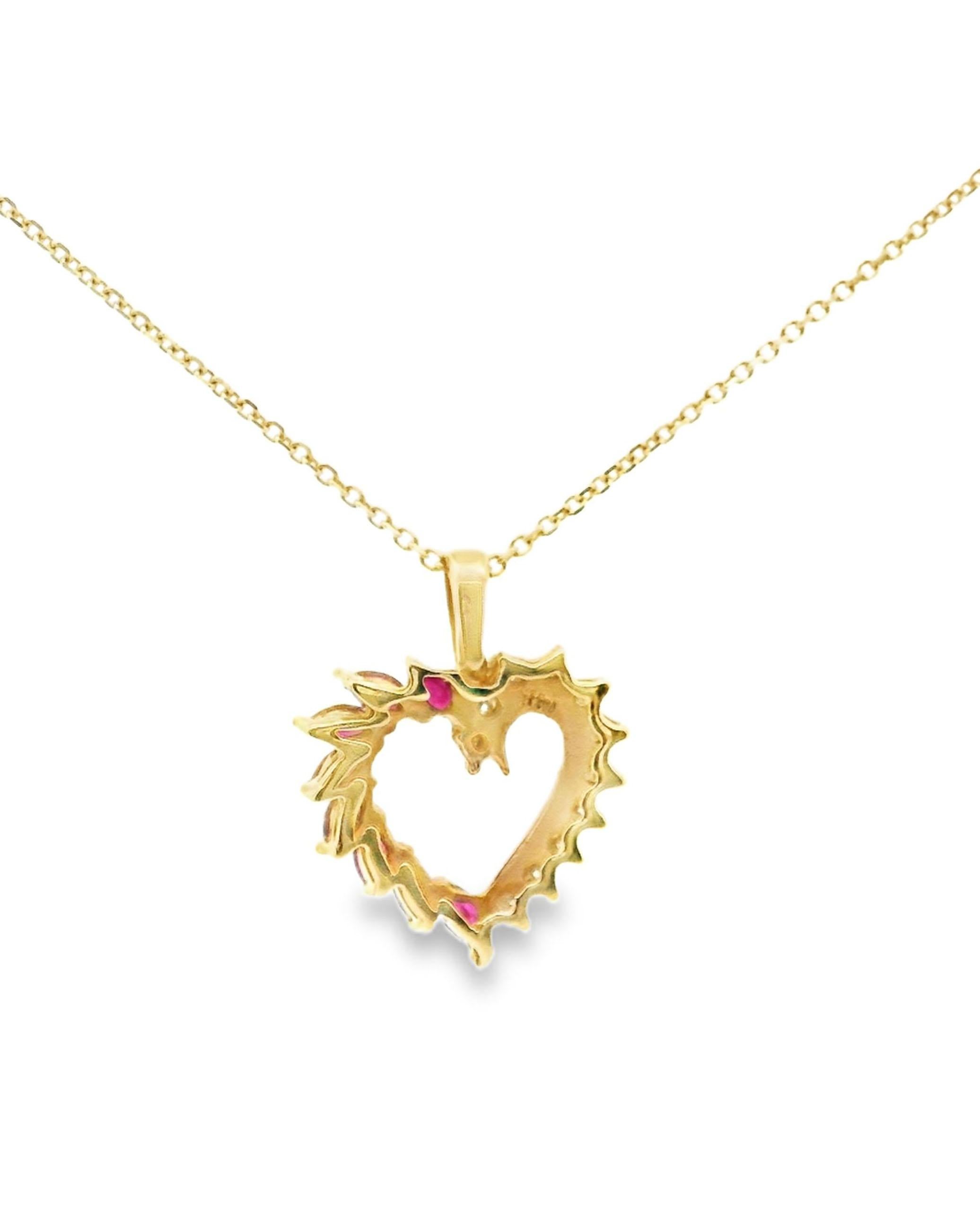 Pendentif en forme de coeur en or jaune 14K d'occasion avec 11 diamants ronds de taille brillant pesant environ 0.25 carats au total et 8 rubis de forme marquis mesurant en moyenne 4x2mm chacun.

*Le pendentif se glisse sur une chaîne en or jaune