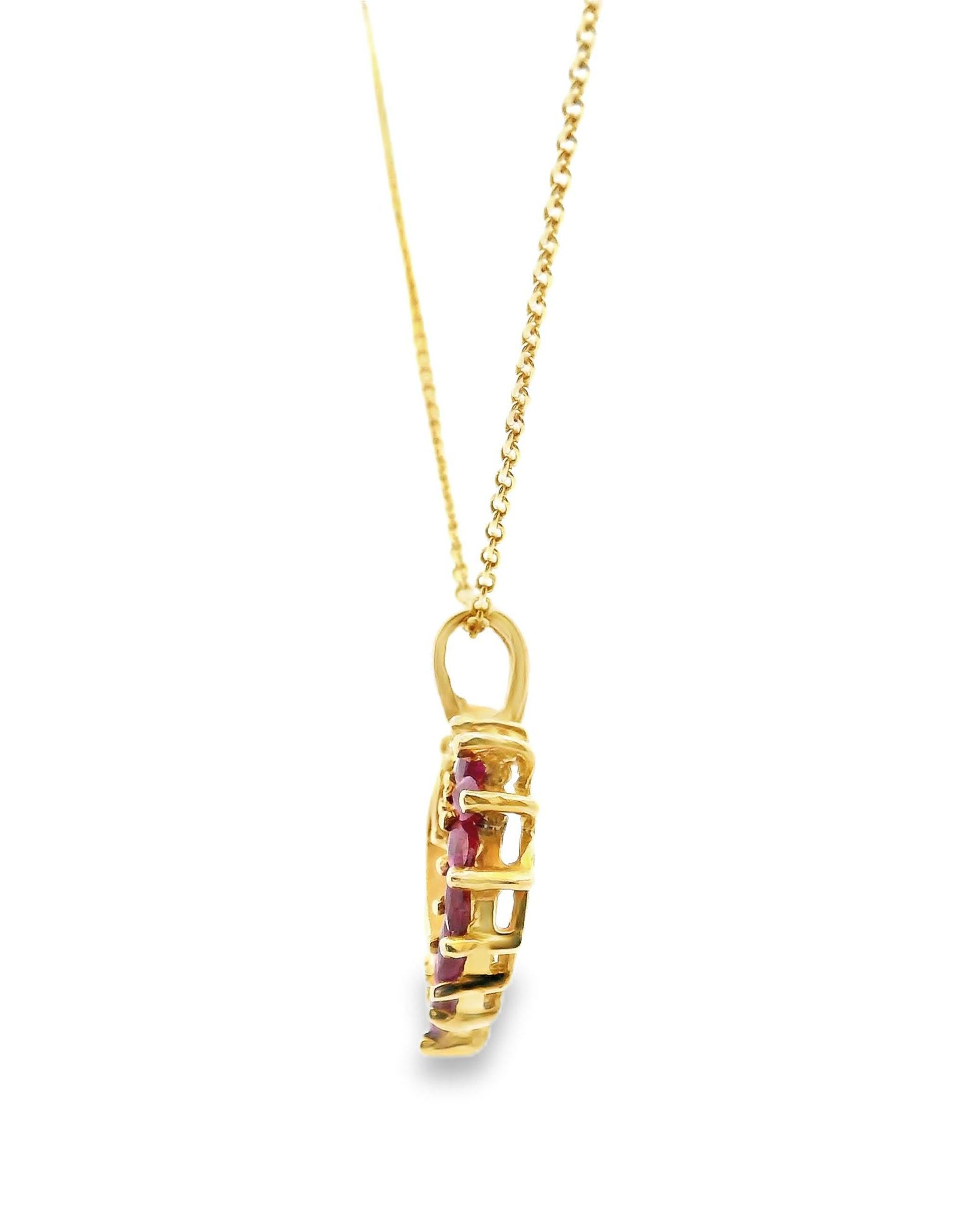 Contemporain Pendentif coeur en or jaune 14K avec rubis et diamants en vente