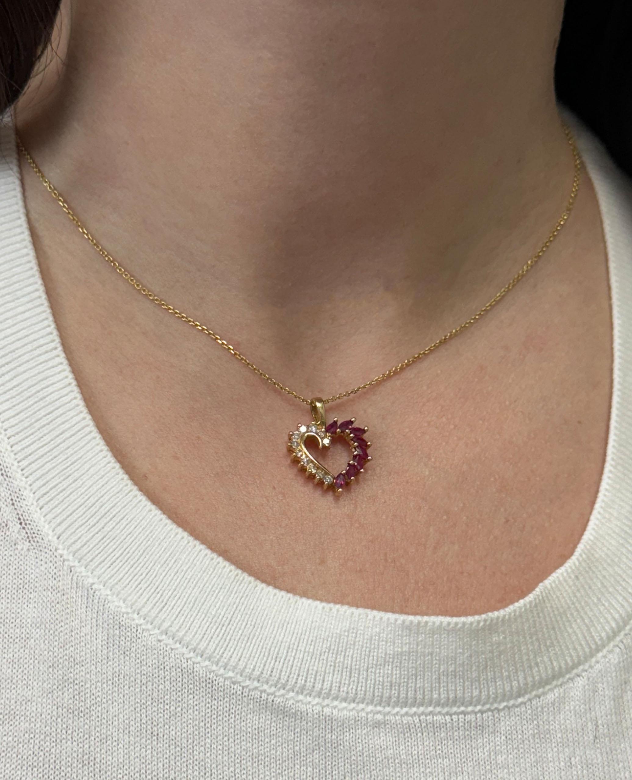 Taille mixte Pendentif coeur en or jaune 14K avec rubis et diamants en vente