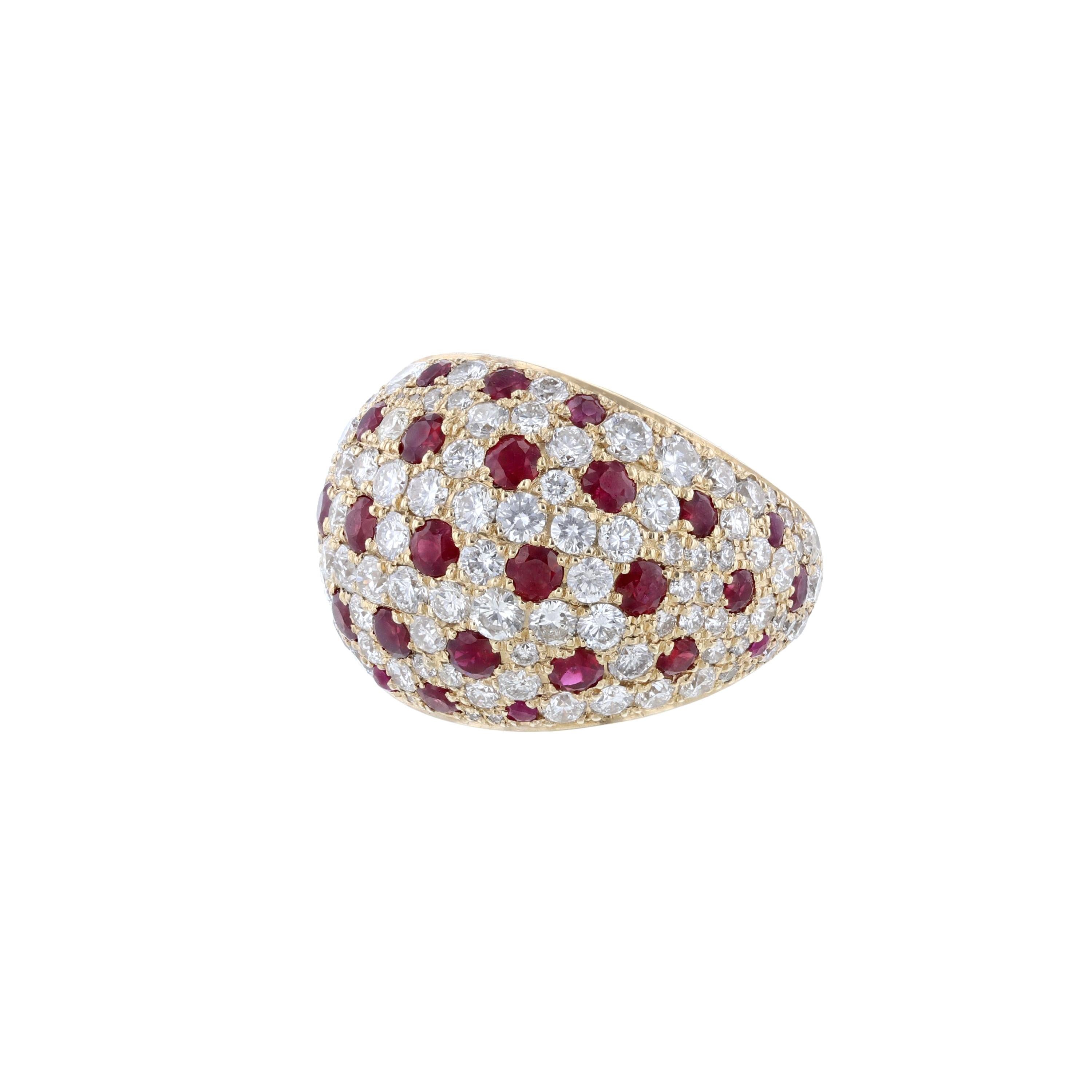 Cette bague est fabriquée en or jaune 14K. Elle comporte 31 rubis de taille ronde pesant 2.03 carats. Il comporte également 130 diamants de taille ronde pesant 3,43 carats. Toutes les pierres sont serties sur griffes. Avec un grade de couleur (H) et