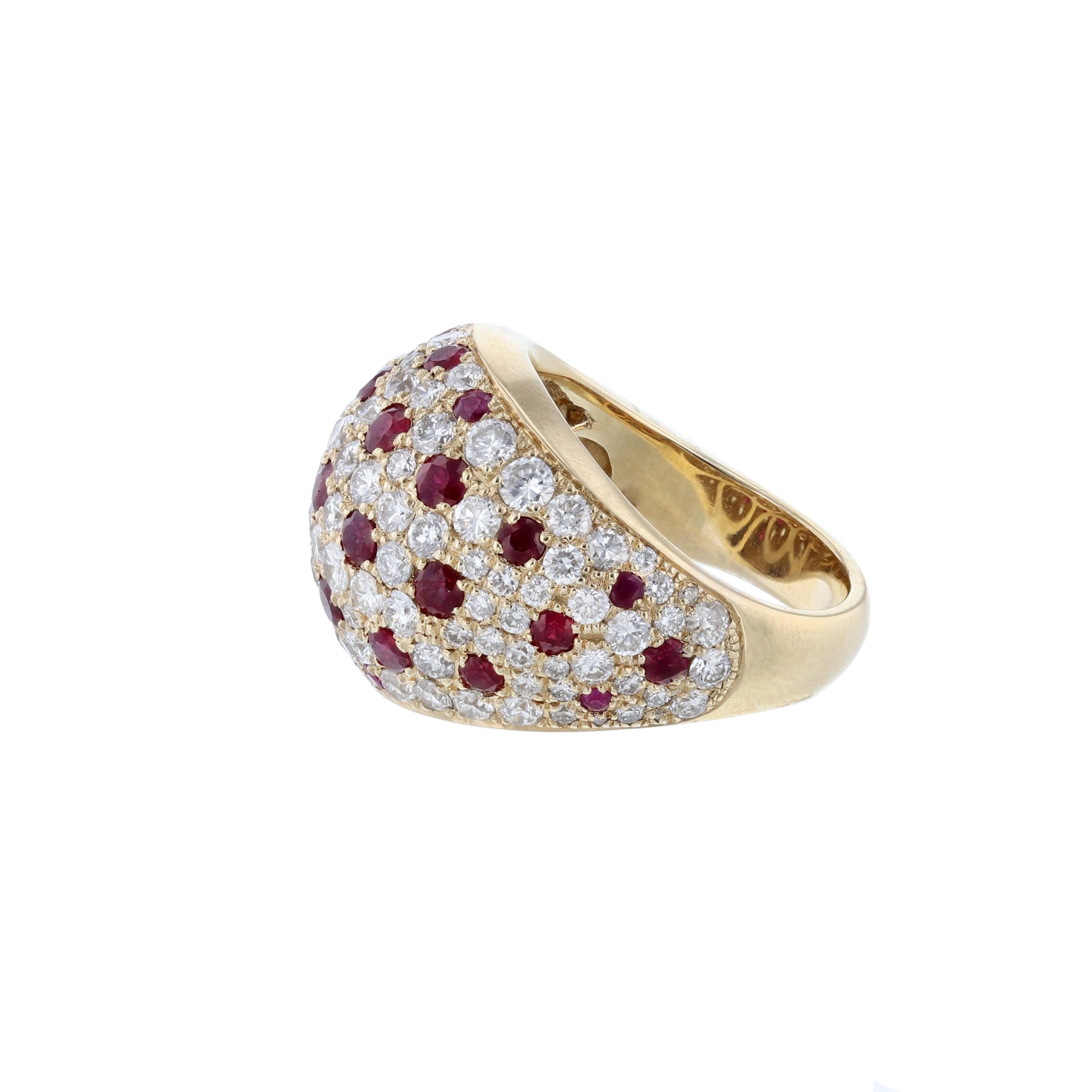 Contemporain Bague mosaïque en or jaune 14 carats avec rubis et diamants en vente